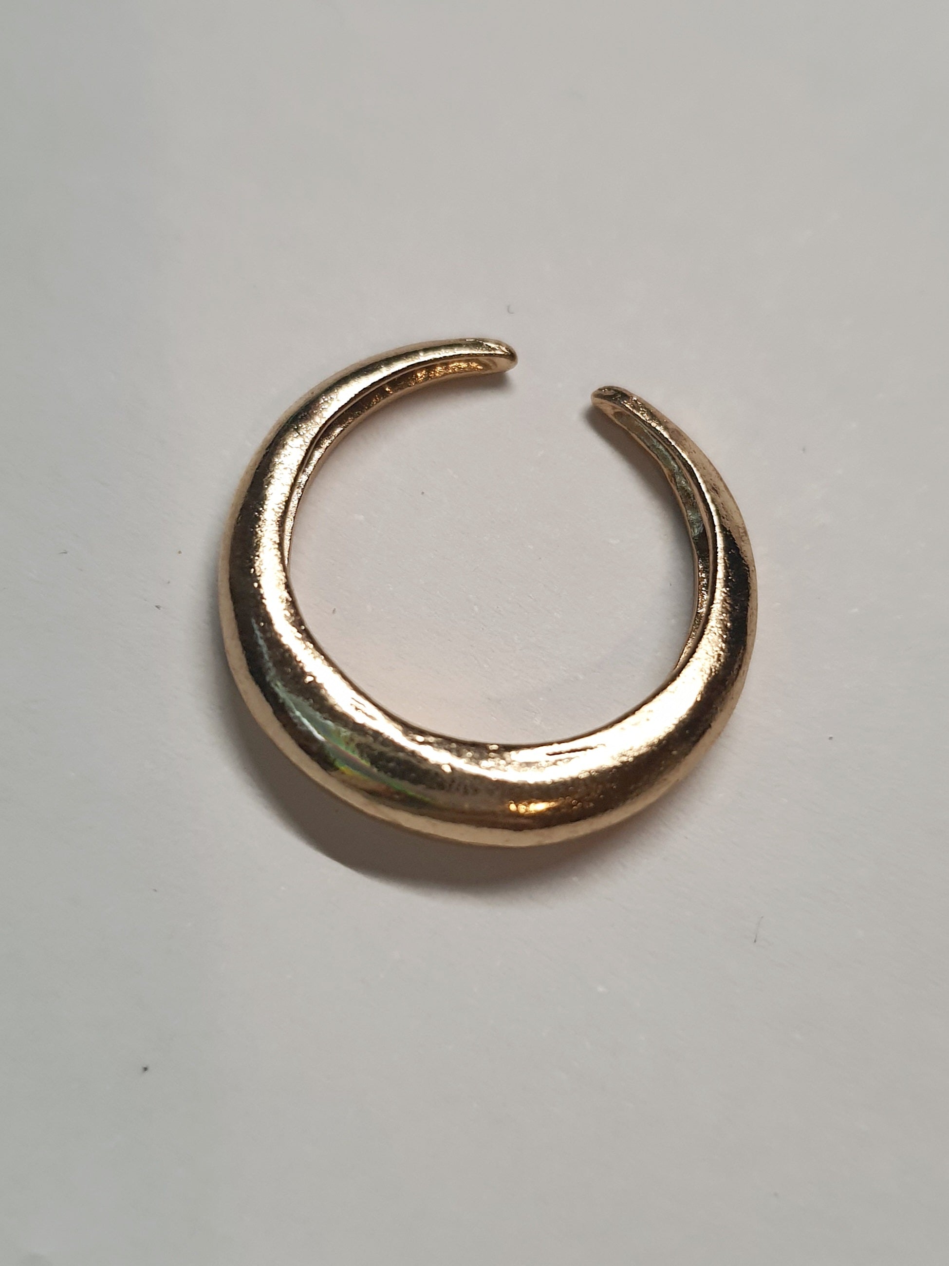 Złoty pierścionek ze stali nierdzewnej o otwartej, płynnej formie półksiężyca w stylu minimalistycznym i nowoczesnym. Rozmiar 16 mm. stal chirurgiczna, stal nierdzewna, wodoodporne, hipoalergiczne, jakość premium, RougeBizu.