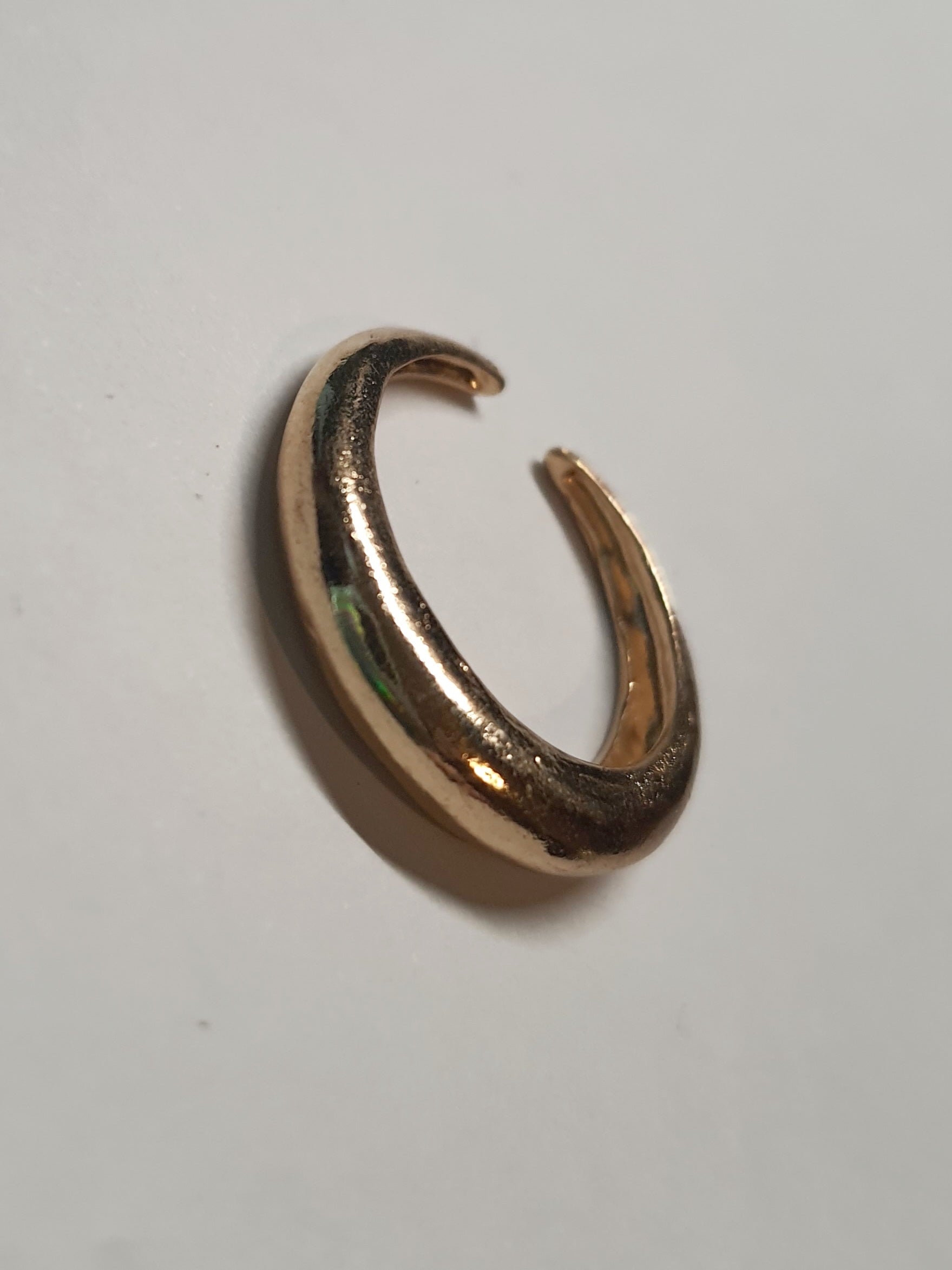 Złoty pierścionek ze stali nierdzewnej o otwartej, płynnej formie półksiężyca w stylu minimalistycznym i nowoczesnym. Rozmiar 16 mm. stal chirurgiczna, stal nierdzewna, wodoodporne, hipoalergiczne, jakość premium, RougeBizu.