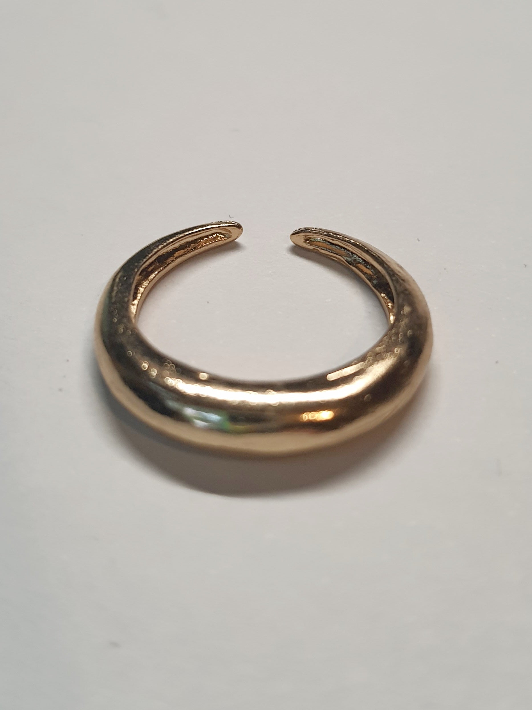 Złoty pierścionek ze stali nierdzewnej o otwartej, płynnej formie półksiężyca w stylu minimalistycznym i nowoczesnym. Rozmiar 16 mm. stal chirurgiczna, stal nierdzewna, wodoodporne, hipoalergiczne, jakość premium, RougeBizu.