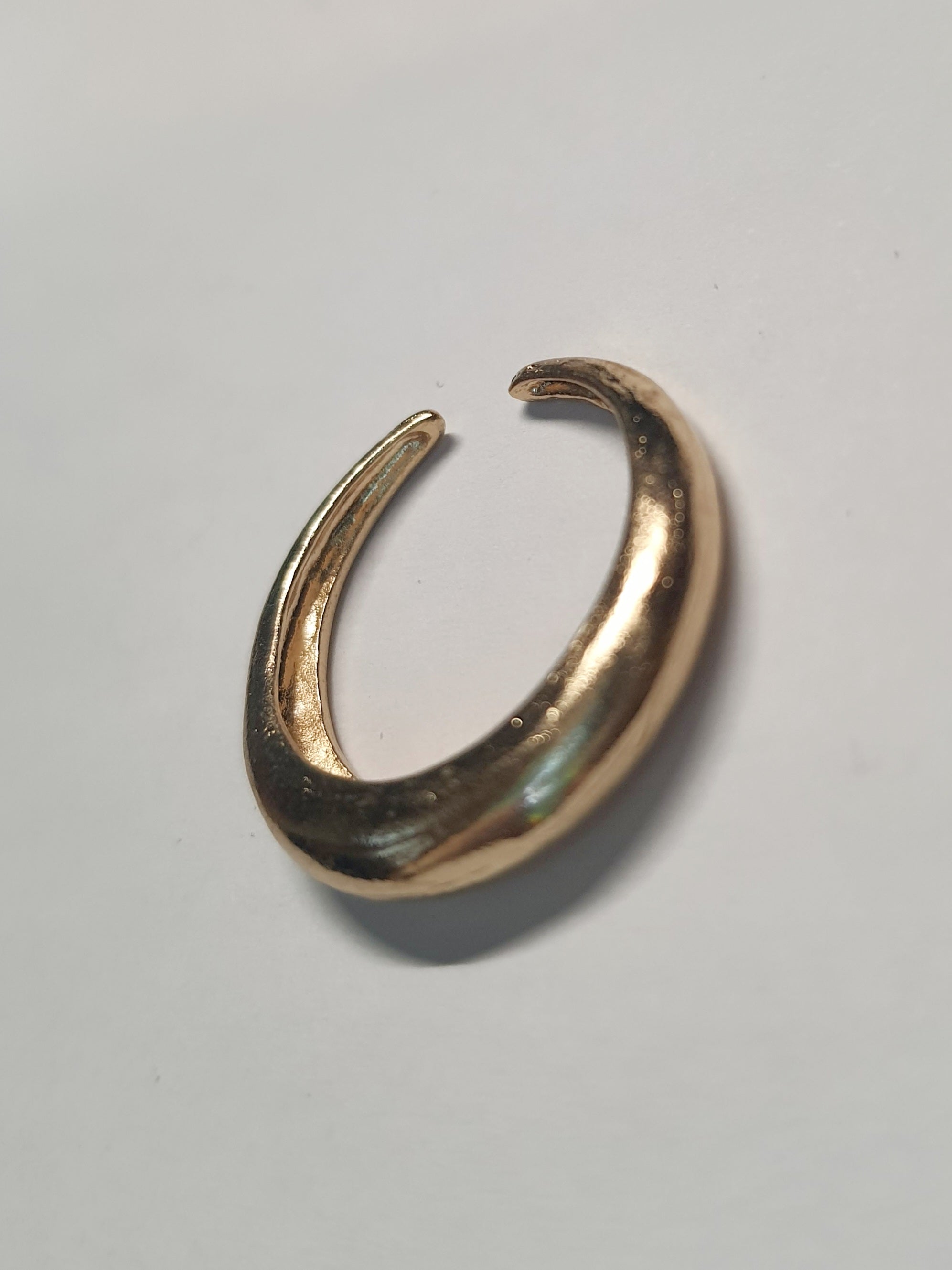 Złoty pierścionek ze stali nierdzewnej o otwartej, płynnej formie półksiężyca w stylu minimalistycznym i nowoczesnym. Rozmiar 16 mm. stal chirurgiczna, stal nierdzewna, wodoodporne, hipoalergiczne, jakość premium, RougeBizu.