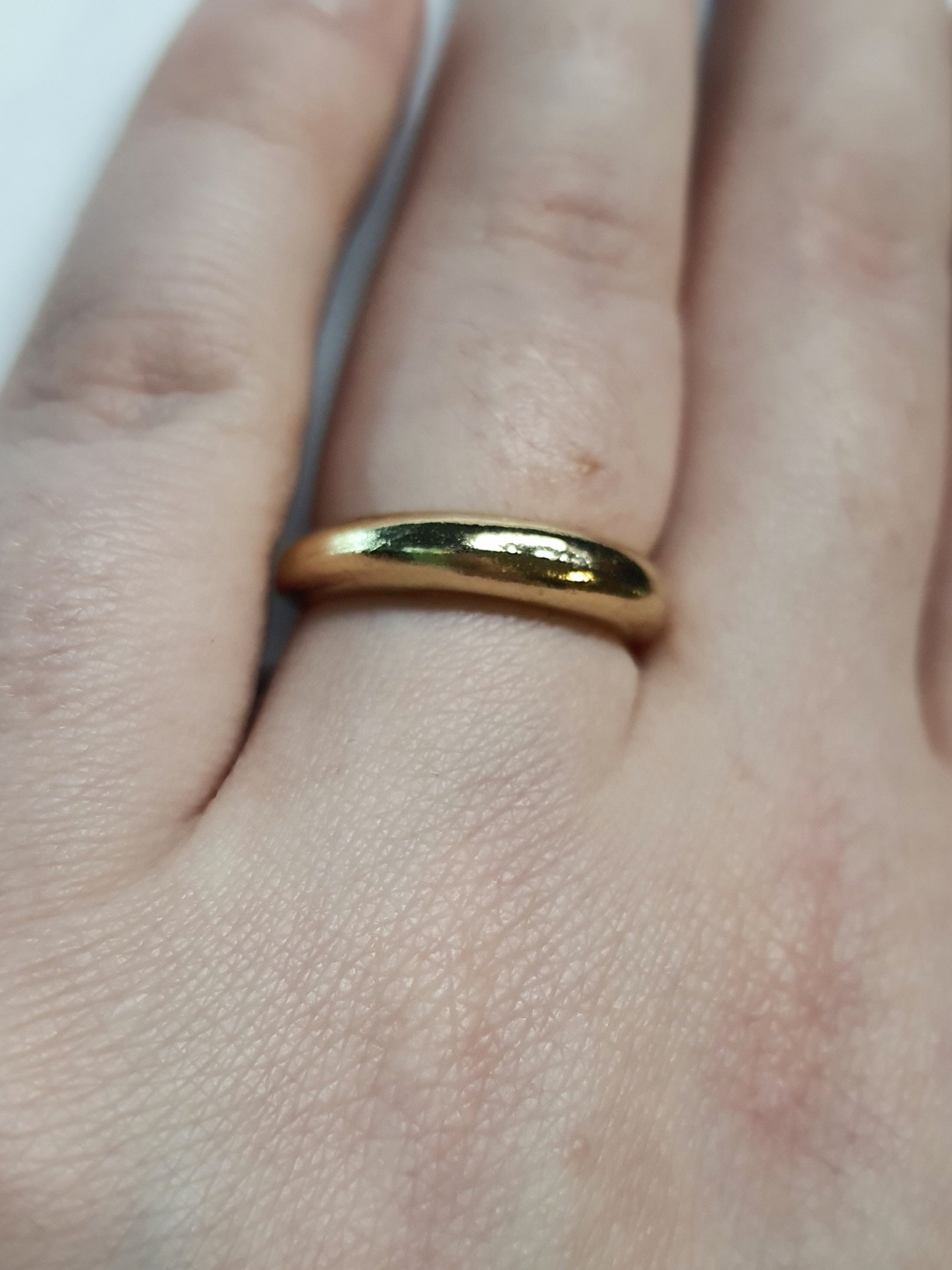 Złoty pierścionek ze stali nierdzewnej o otwartej, płynnej formie półksiężyca w stylu minimalistycznym i nowoczesnym. Rozmiar 16 mm. stal chirurgiczna, stal nierdzewna, wodoodporne, hipoalergiczne, jakość premium, RougeBizu.