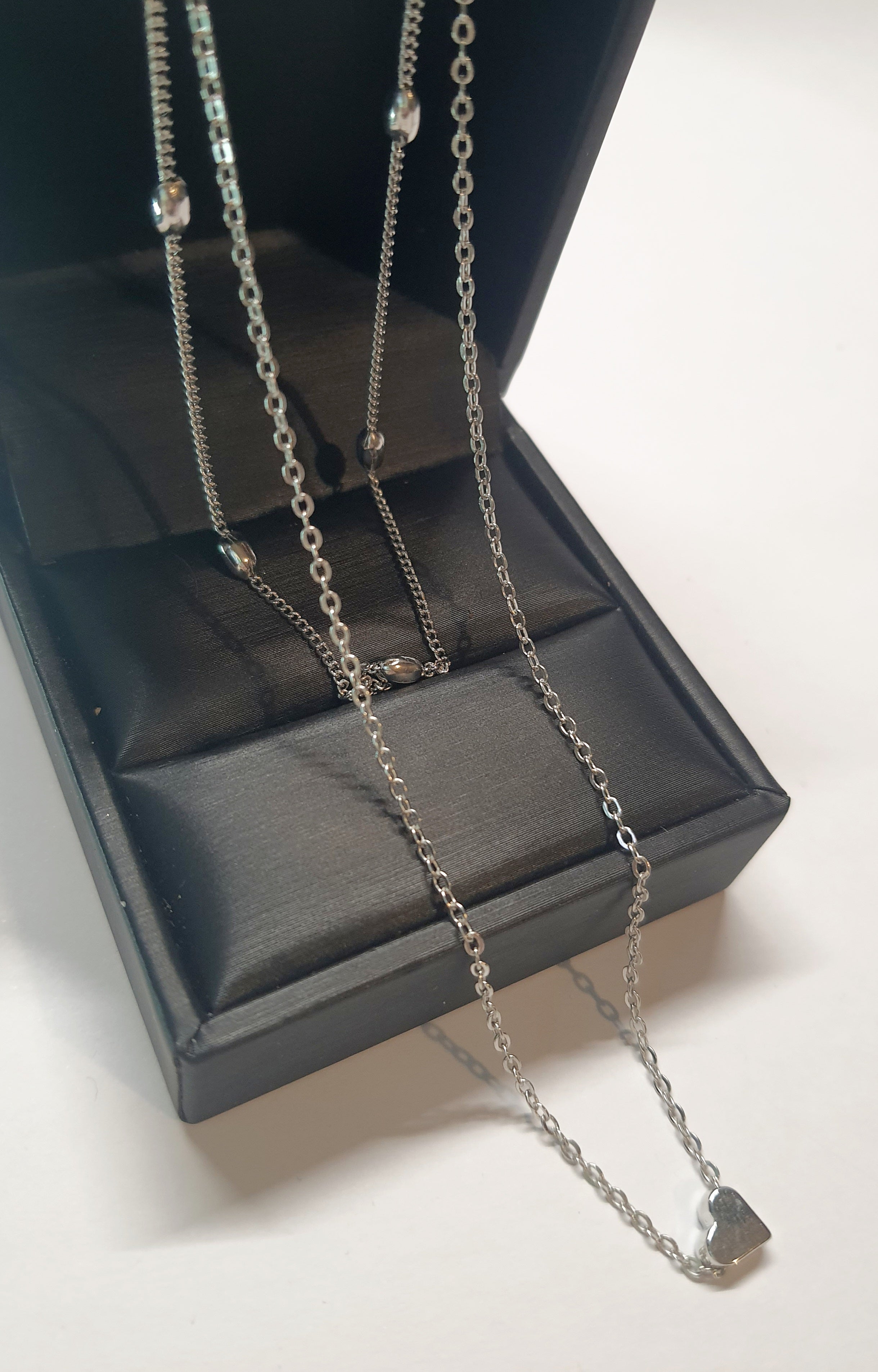 Srebrny łańcuszek celebrytka z zawieszką w kształcie serduszka, stal chirurgiczna, stal nierdzewna, wodoodporne, hipoalergiczne, jakość premium, długość 40–46 cm, RougeBizu.