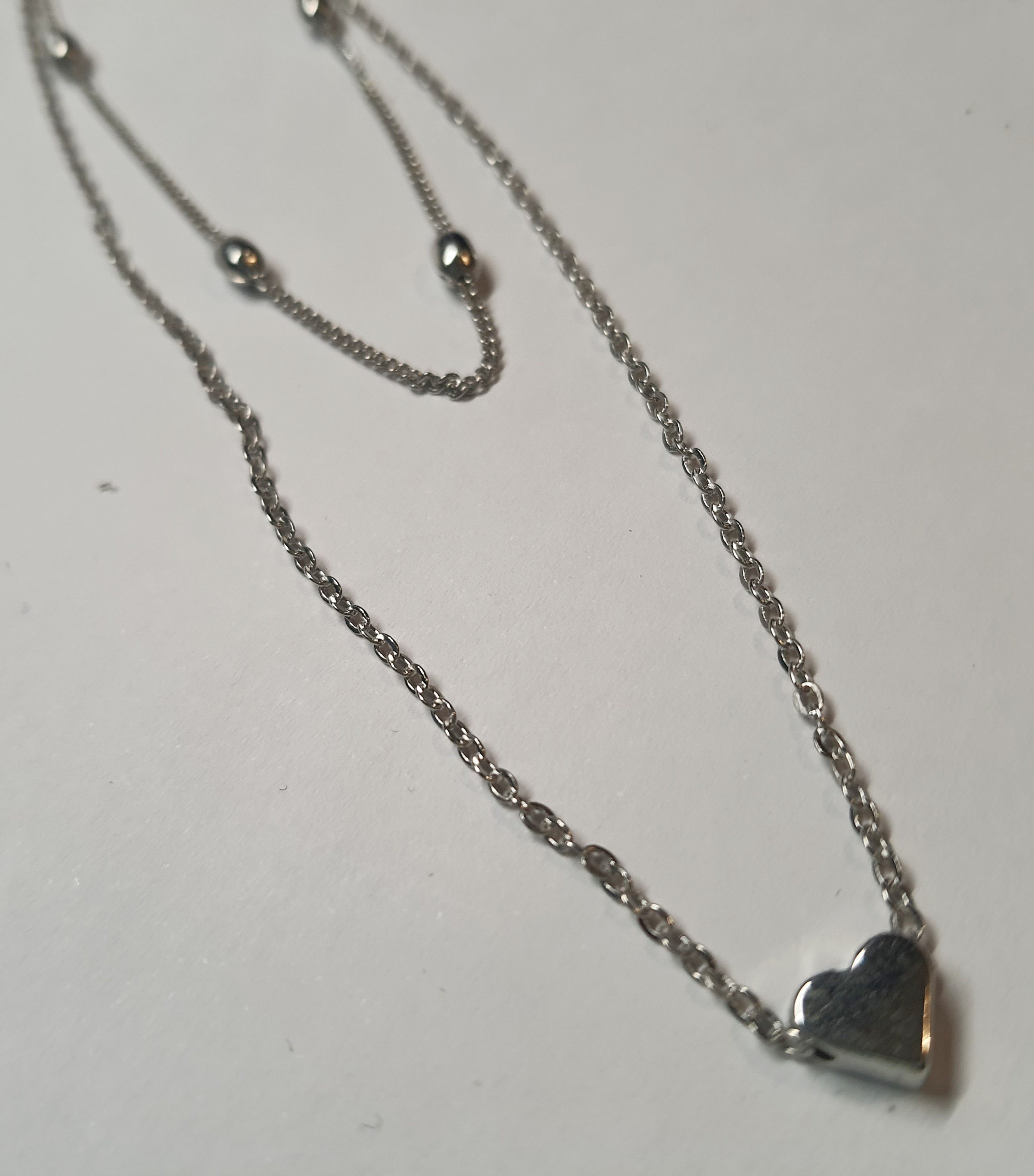 Srebrny łańcuszek celebrytka z zawieszką w kształcie serduszka, stal chirurgiczna, stal nierdzewna, wodoodporne, hipoalergiczne, jakość premium, długość 40–46 cm, RougeBizu.