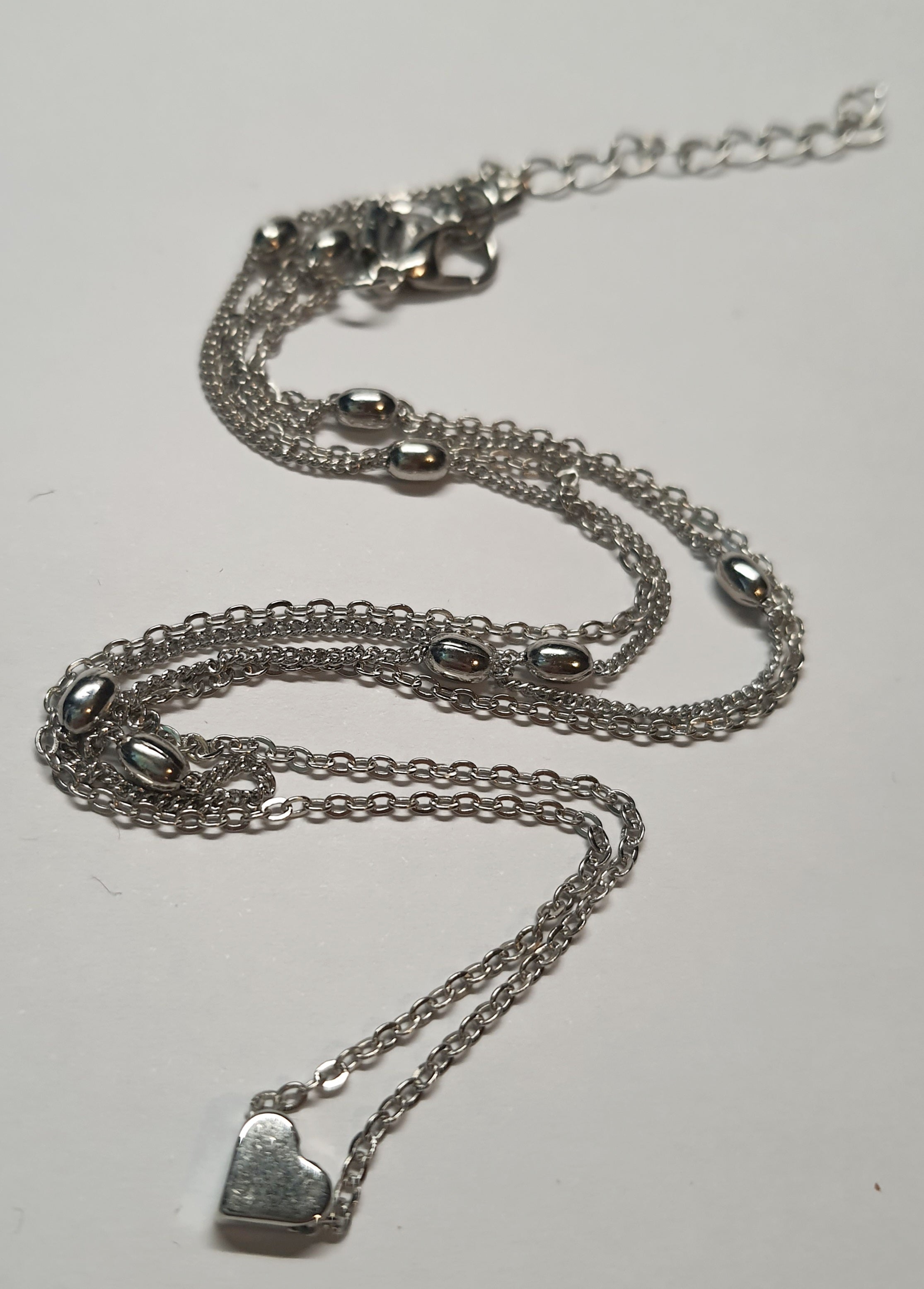 Srebrny łańcuszek celebrytka z zawieszką w kształcie serduszka, stal chirurgiczna, stal nierdzewna, wodoodporne, hipoalergiczne, jakość premium, długość 40–46 cm, RougeBizu.