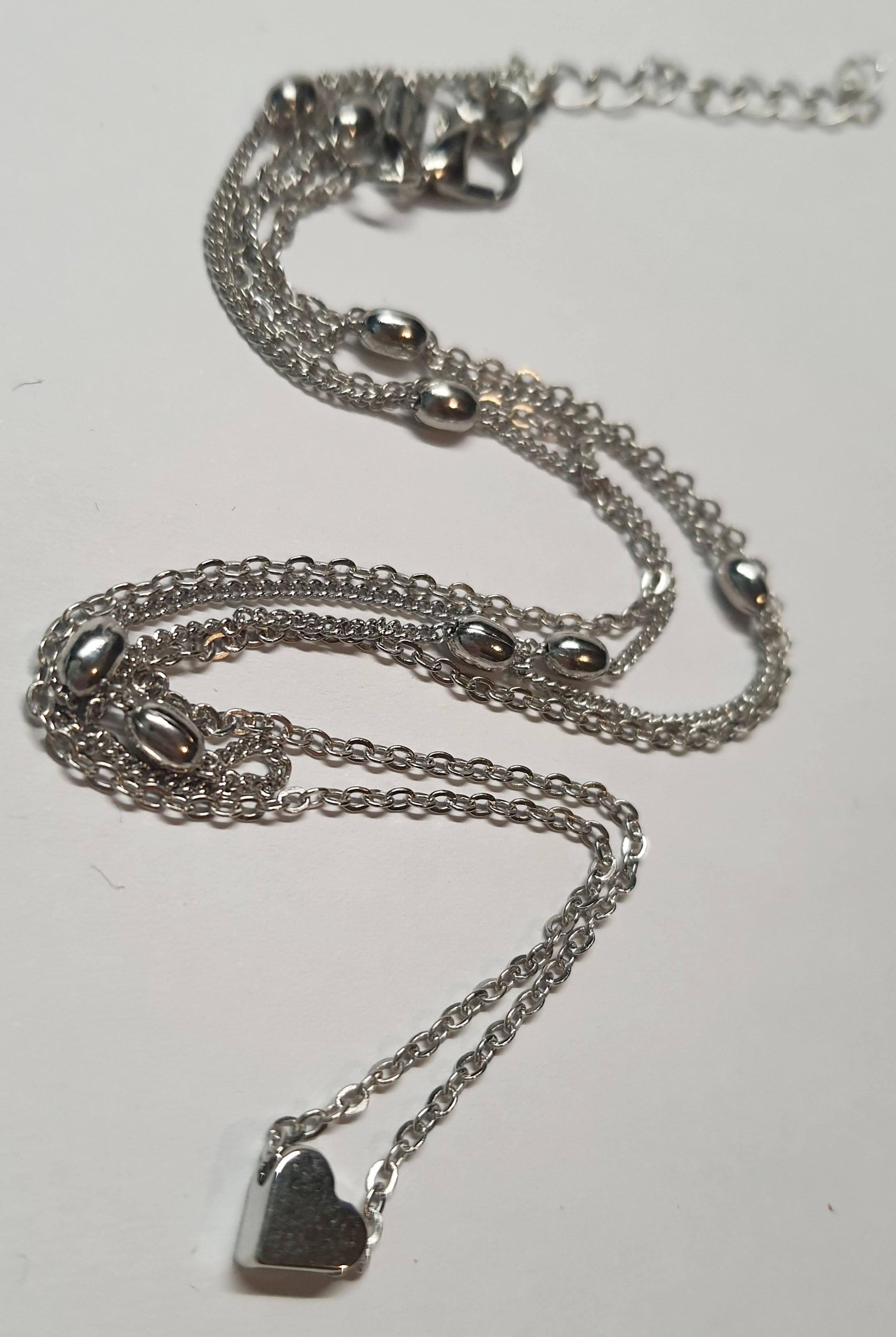 Srebrny łańcuszek celebrytka z zawieszką w kształcie serduszka, stal chirurgiczna, stal nierdzewna, wodoodporne, hipoalergiczne, jakość premium, długość 40–46 cm, RougeBizu.