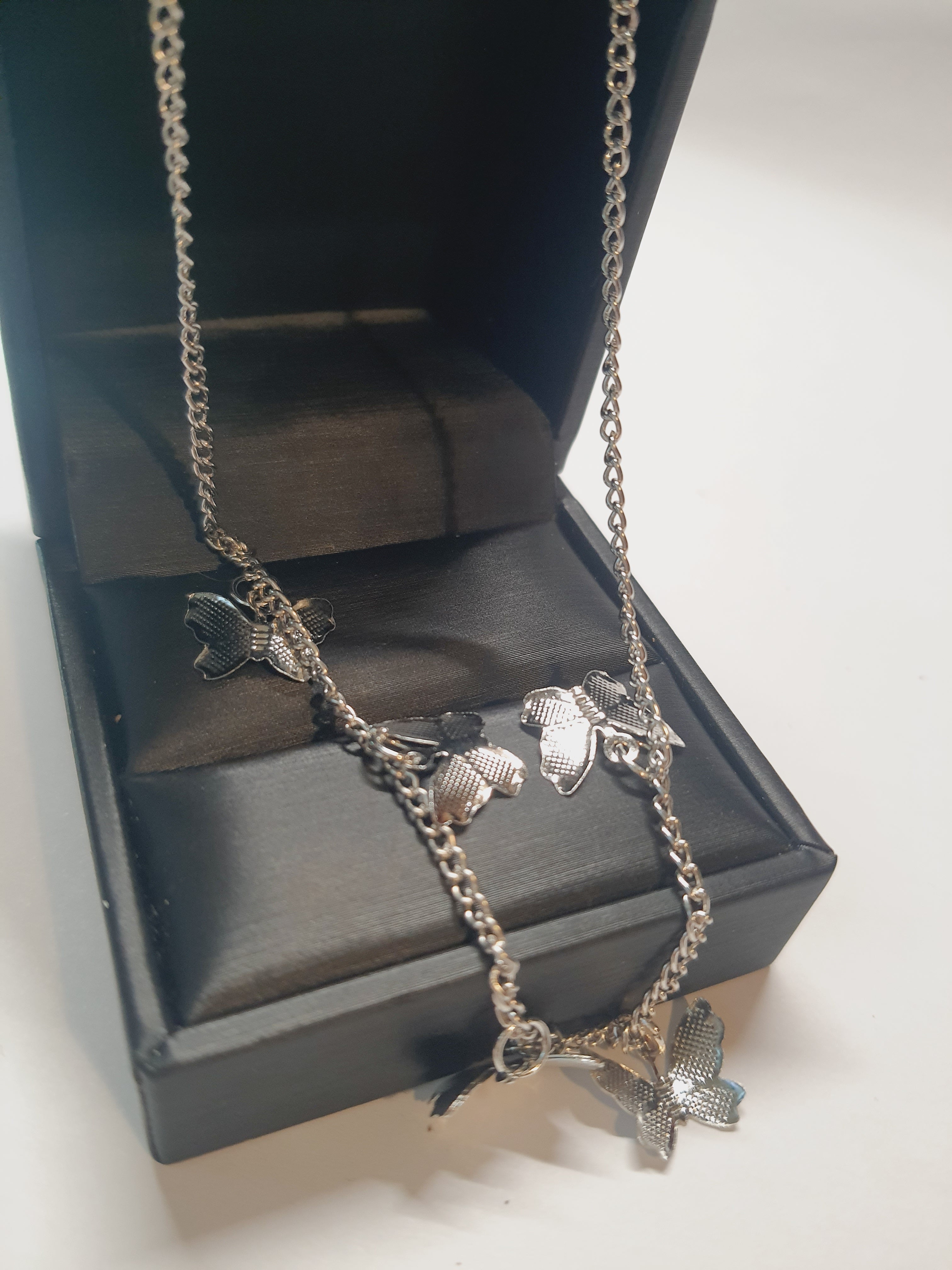 Srebrny łańcuszek celebrytka z zawieszkami w kształcie motylków, stal chirurgiczna, stal nierdzewna, wodoodporne, hipoalergiczne, jakość premium, długość 40–46 cm, RougeBizu.