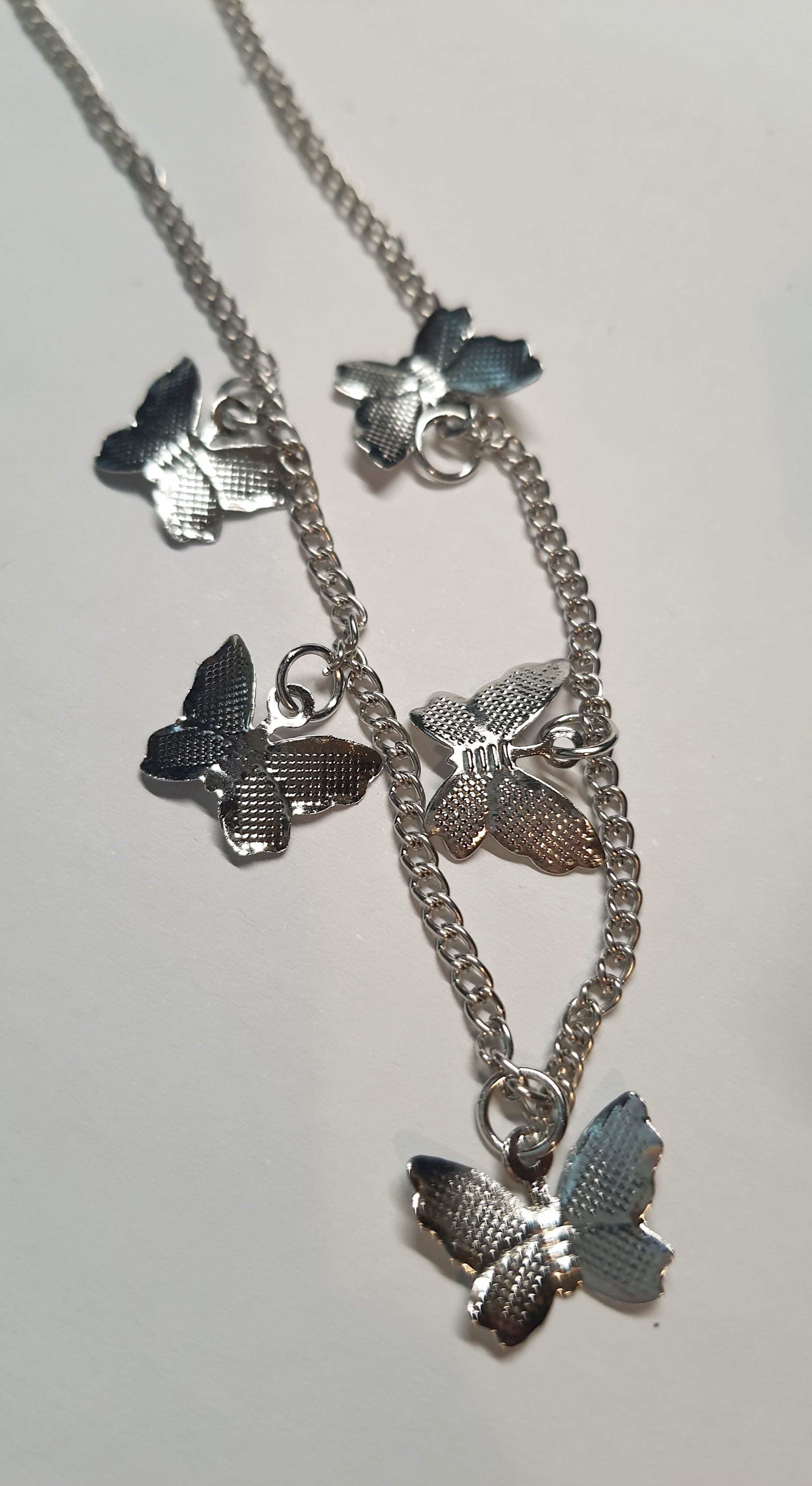 Srebrny łańcuszek celebrytka z zawieszkami w kształcie motylków, stal chirurgiczna, stal nierdzewna, wodoodporne, hipoalergiczne, jakość premium, długość 40–46 cm, RougeBizu.