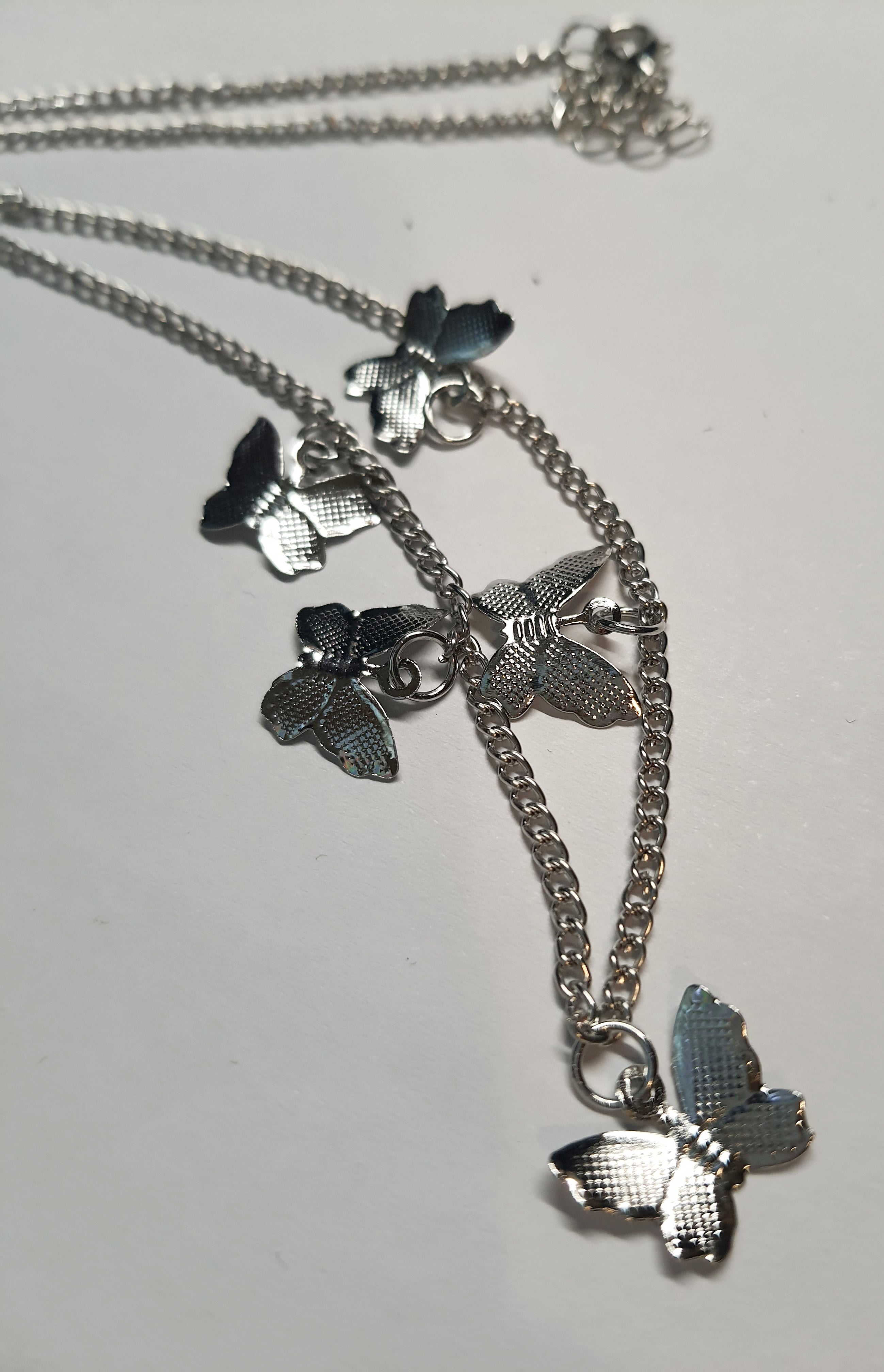 Srebrny łańcuszek celebrytka z zawieszkami w kształcie motylków, stal chirurgiczna, stal nierdzewna, wodoodporne, hipoalergiczne, jakość premium, długość 40–46 cm, RougeBizu.