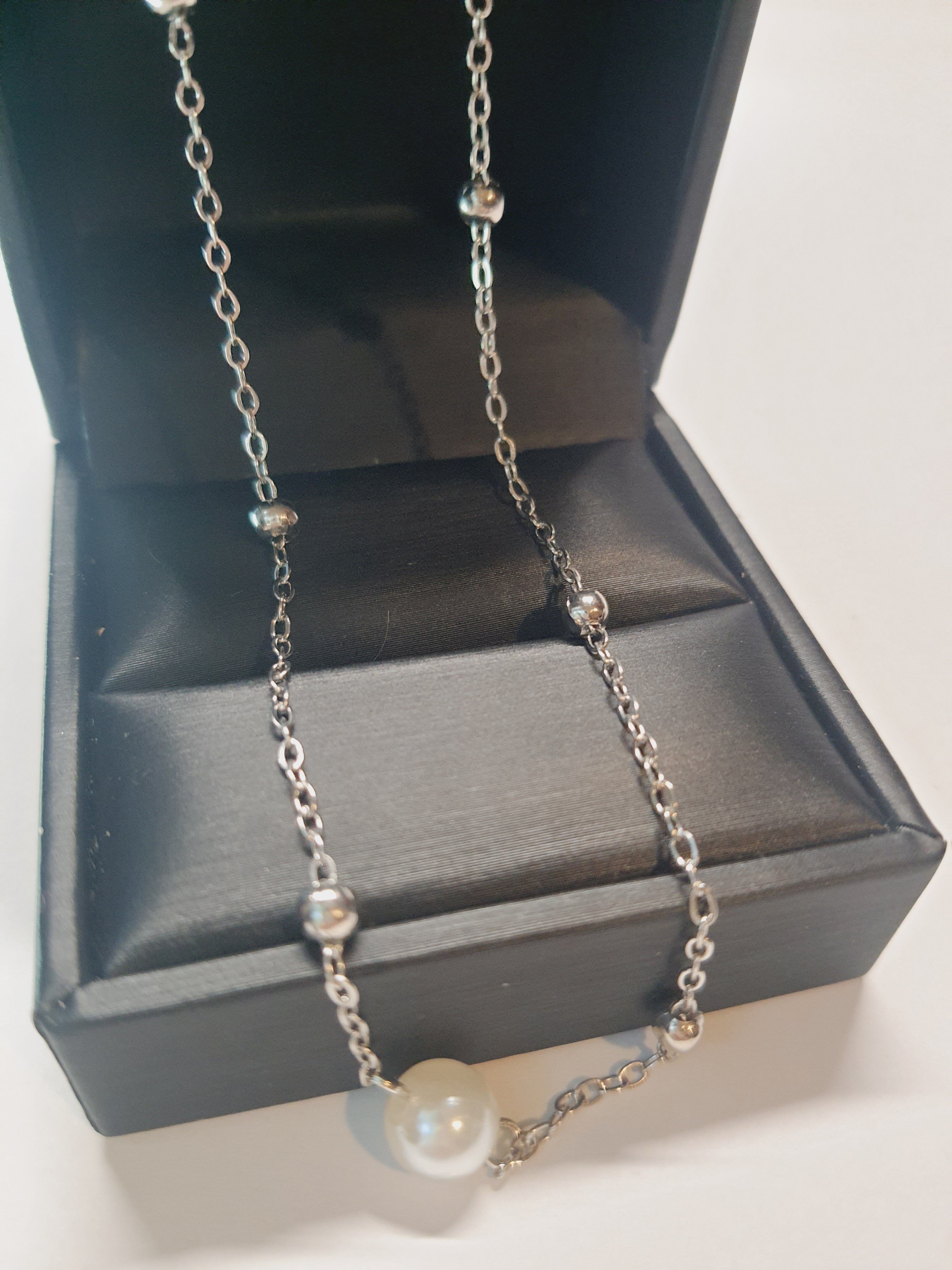 Srebrny łańcuszek z pojedynczą perełką, długość 40–46 cm, stal chirurgiczna, stal nierdzewna, wodoodporne, hipoalergiczne, jakość premium, RougeBizu.