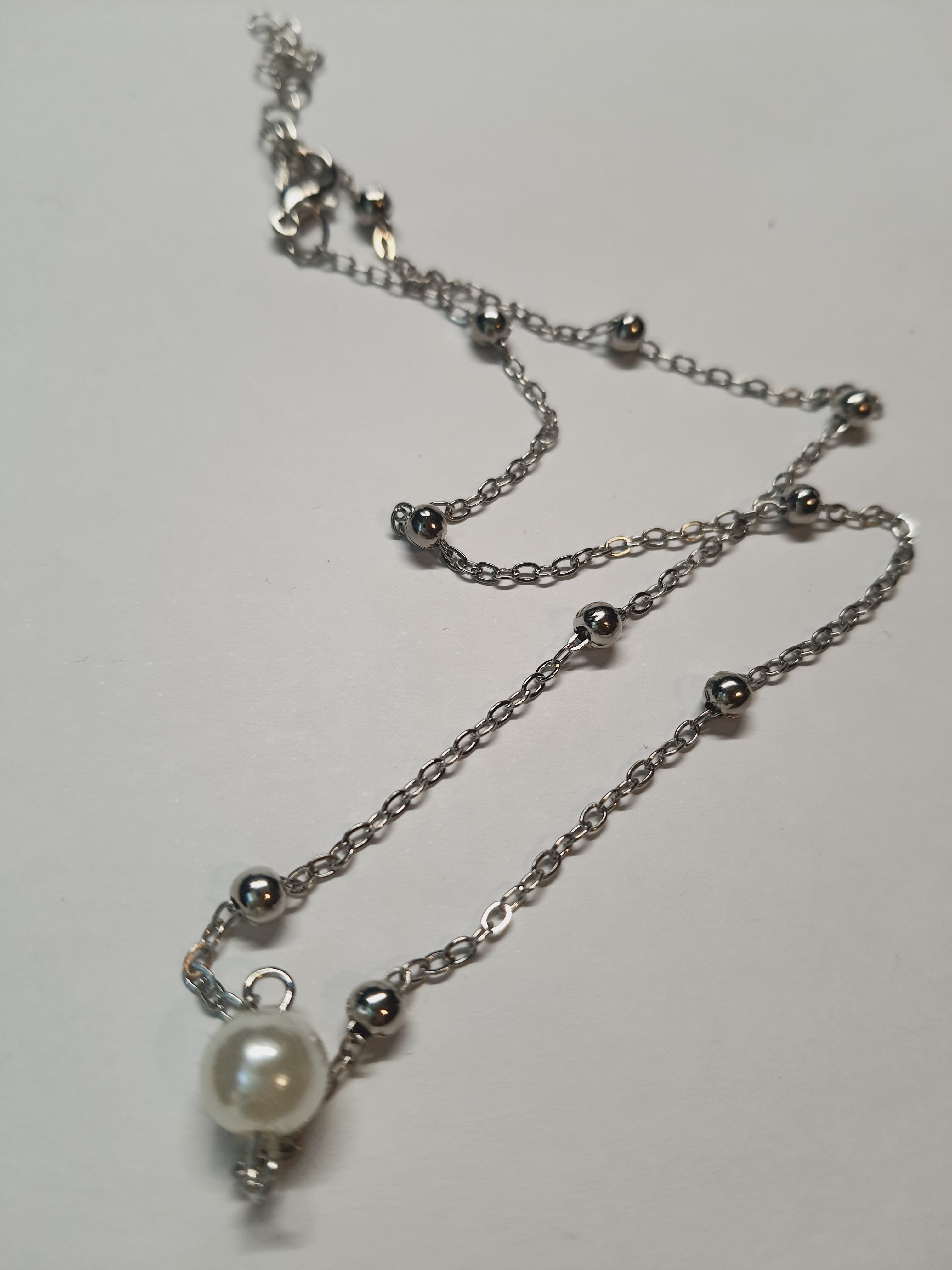 Srebrny łańcuszek z pojedynczą perełką, długość 40–46 cm, stal chirurgiczna, stal nierdzewna, wodoodporne, hipoalergiczne, jakość premium, RougeBizu.