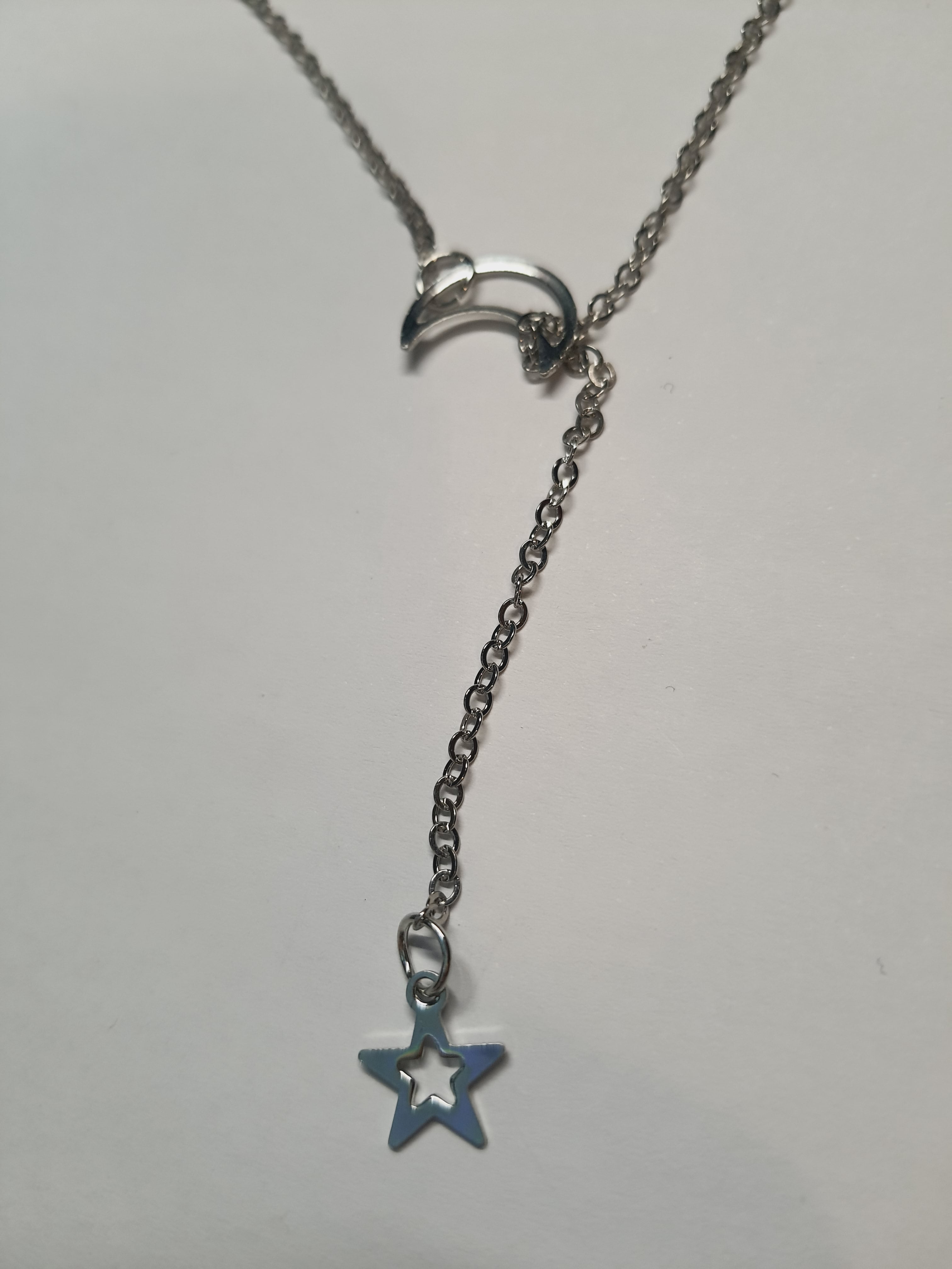 Srebrny łańcuszek celebrytka z zawieszką w kształcie księżyca, stal chirurgiczna, stal nierdzewna, wodoodporne, hipoalergiczne, jakość premium, długość regulowana do 50 cm, RougeBizu.