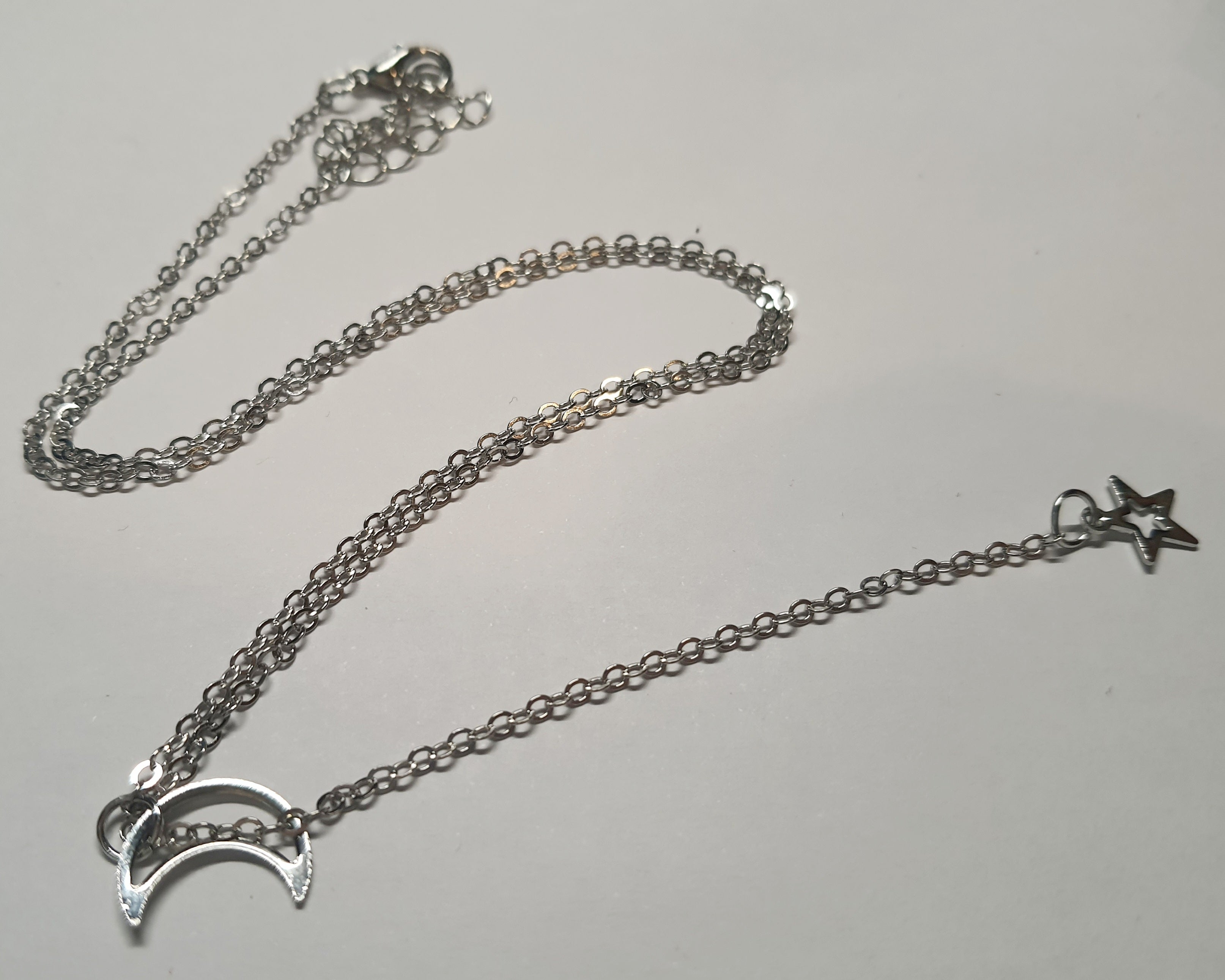 Srebrny łańcuszek celebrytka z zawieszką w kształcie księżyca, stal chirurgiczna, stal nierdzewna, wodoodporne, hipoalergiczne, jakość premium, długość regulowana do 50 cm, RougeBizu.