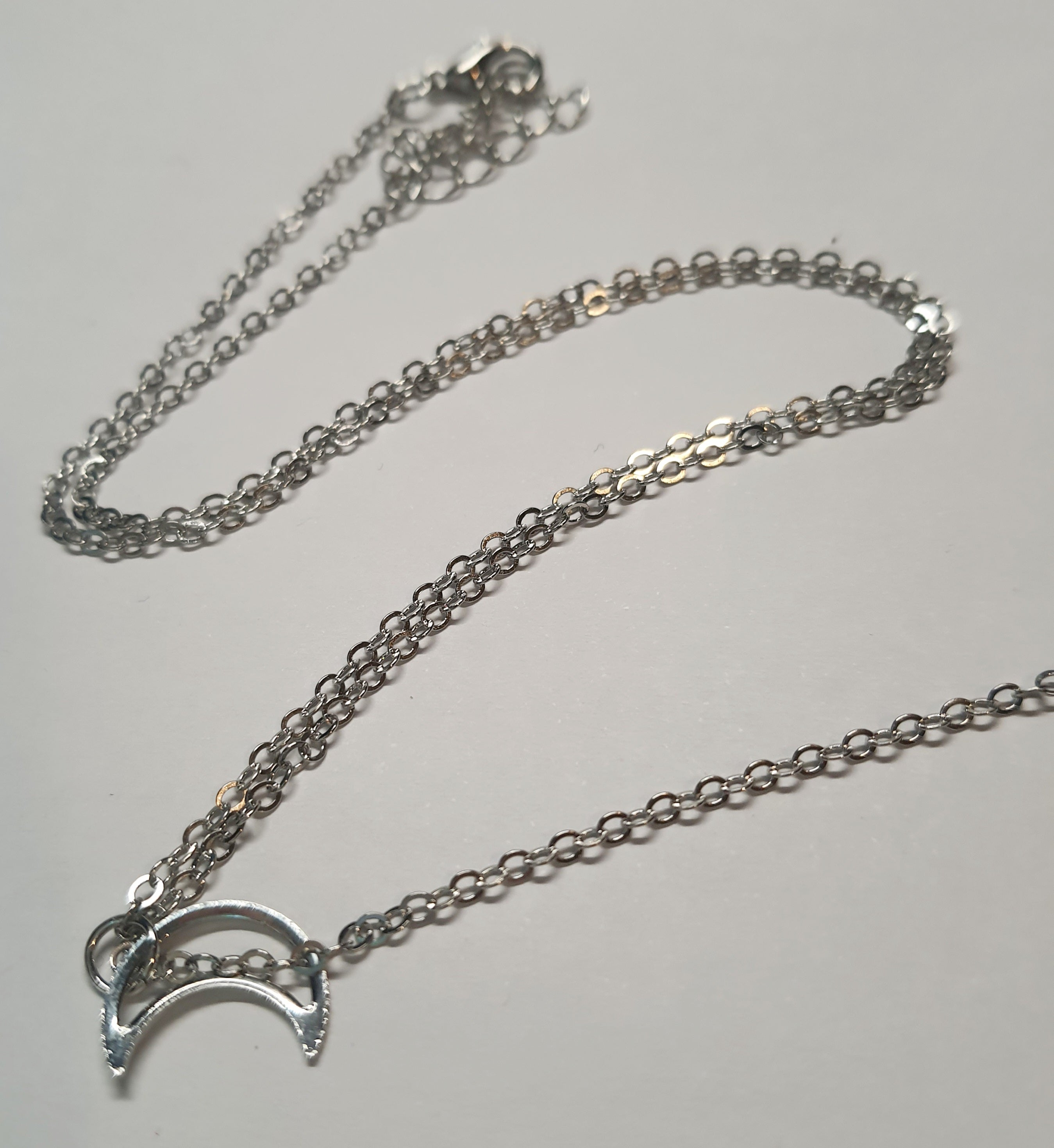 Srebrny łańcuszek celebrytka z zawieszką w kształcie księżyca, stal chirurgiczna, stal nierdzewna, wodoodporne, hipoalergiczne, jakość premium, długość regulowana do 50 cm, RougeBizu.