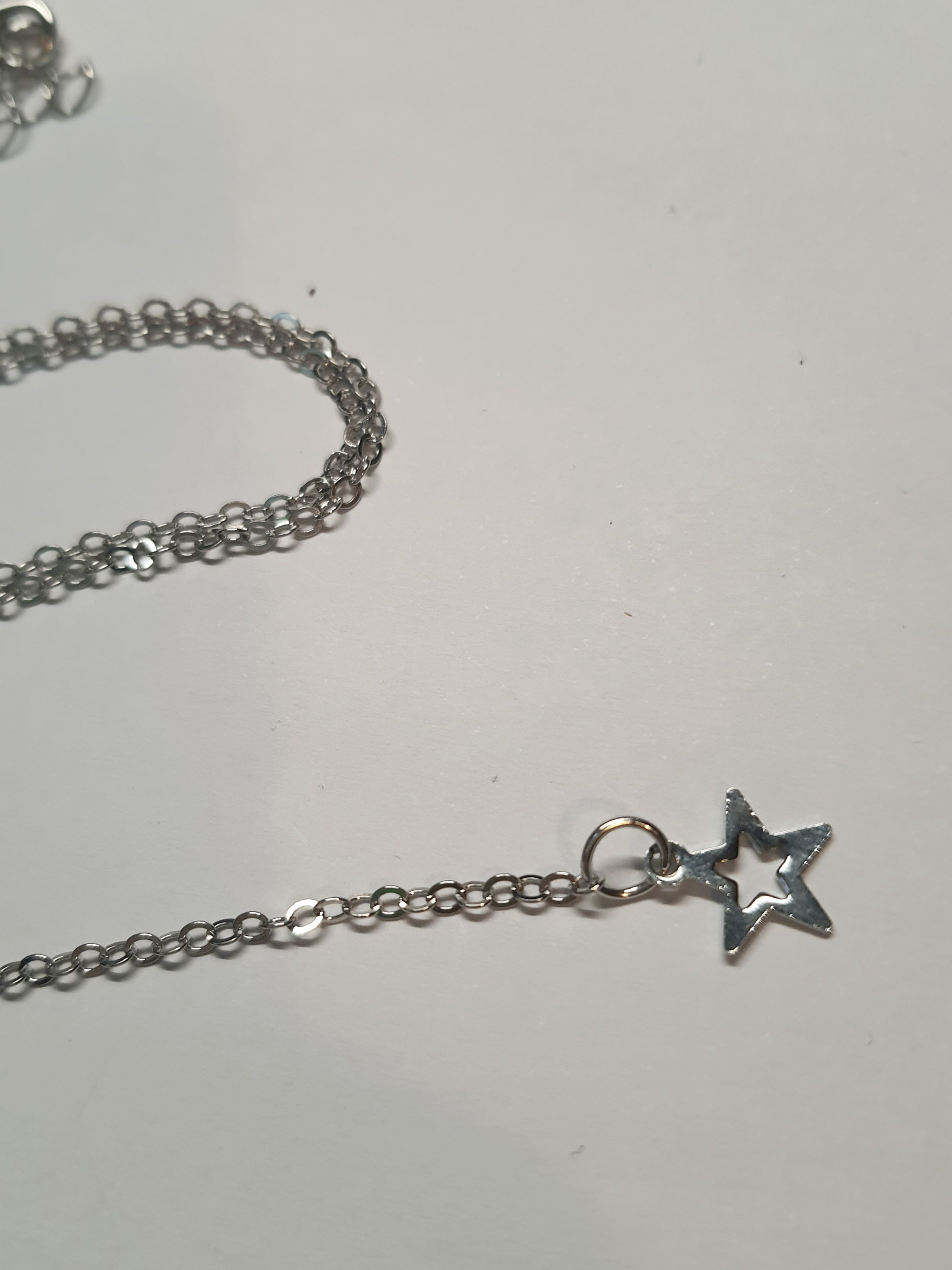 Srebrny łańcuszek celebrytka z zawieszką w kształcie księżyca, stal chirurgiczna, stal nierdzewna, wodoodporne, hipoalergiczne, jakość premium, długość regulowana do 50 cm, RougeBizu.