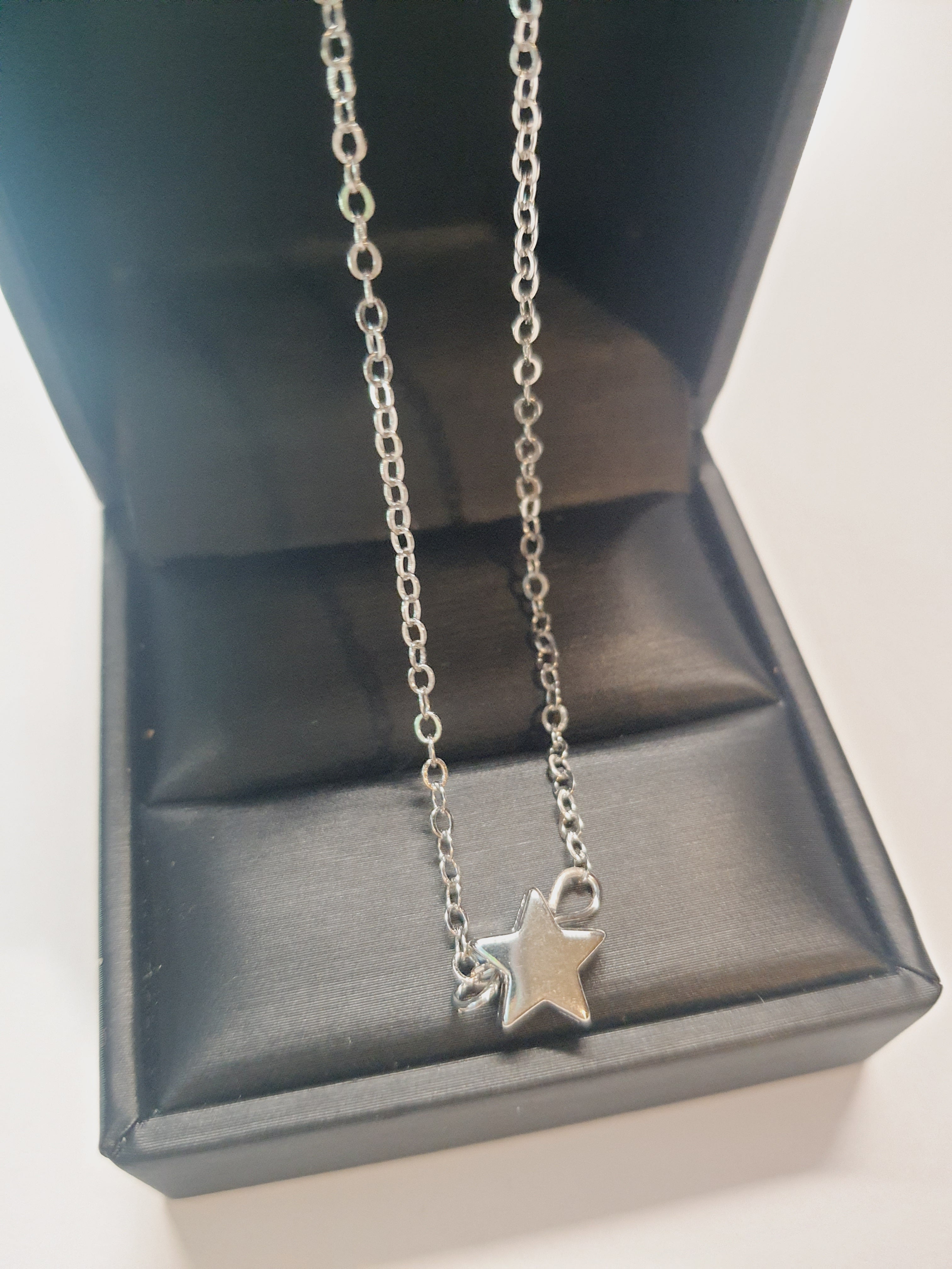 Srebrny łańcuszek celebrytka z zawieszką w kształcie gwiazdki, stal chirurgiczna, stal nierdzewna, wodoodporne, hipoalergiczne, jakość premium, długość 40–46 cm, RougeBizu.