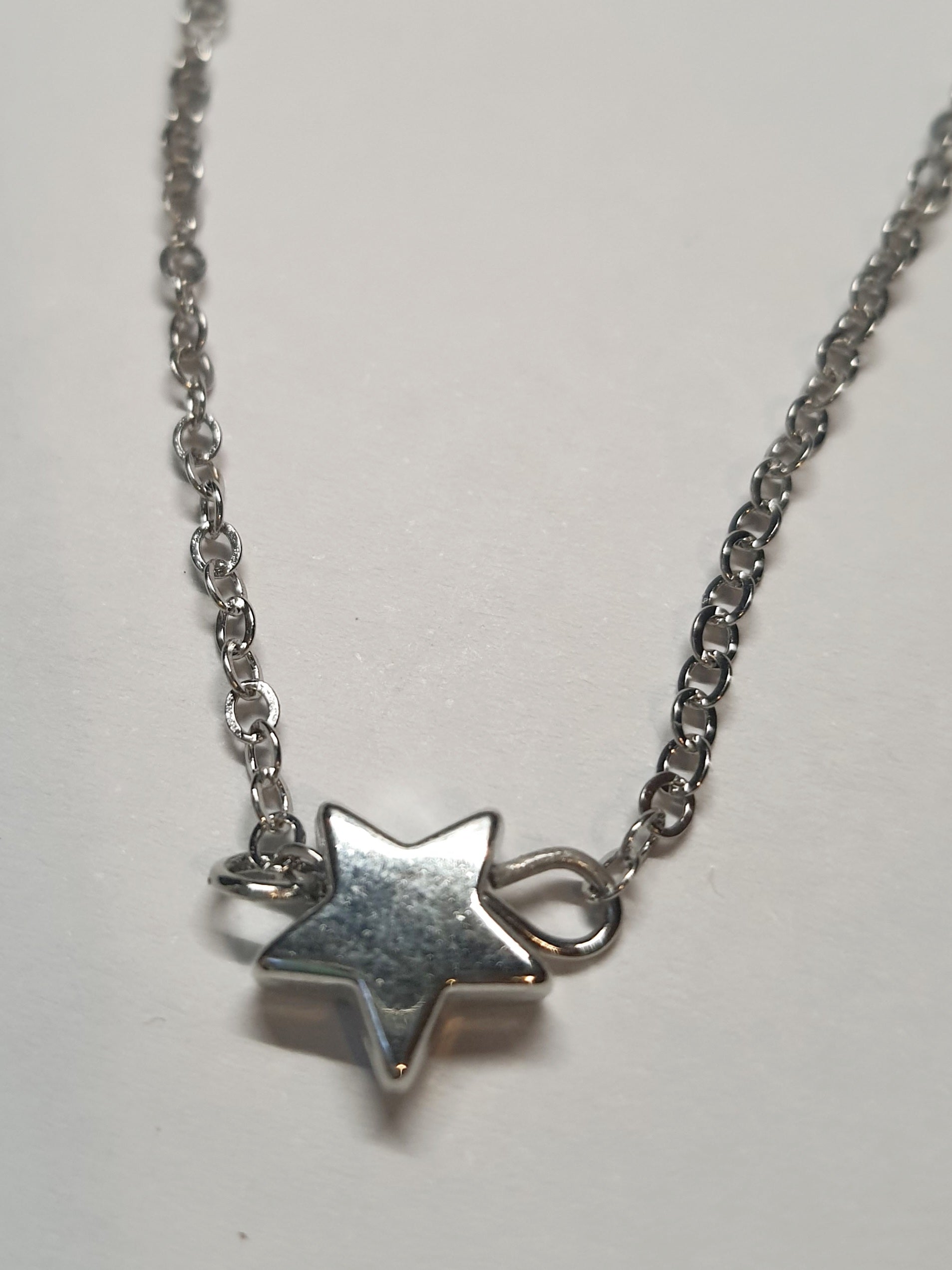 Srebrny łańcuszek celebrytka z zawieszką w kształcie gwiazdki, stal chirurgiczna, stal nierdzewna, wodoodporne, hipoalergiczne, jakość premium, długość 40–46 cm, RougeBizu.