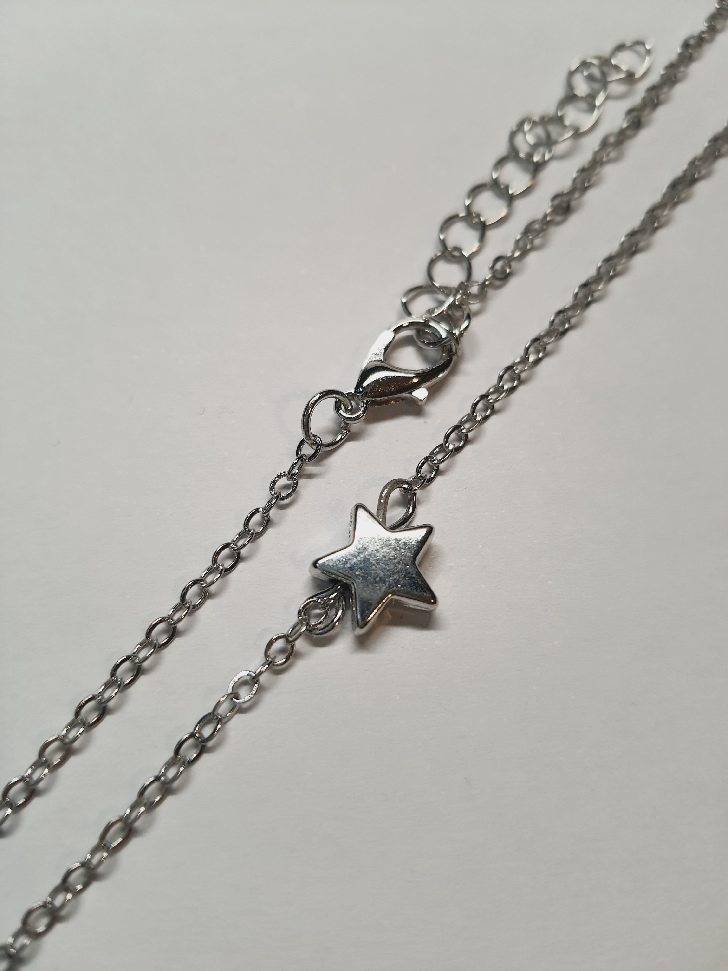 Srebrny łańcuszek celebrytka z zawieszką w kształcie gwiazdki, stal chirurgiczna, stal nierdzewna, wodoodporne, hipoalergiczne, jakość premium, długość 40–46 cm, RougeBizu.