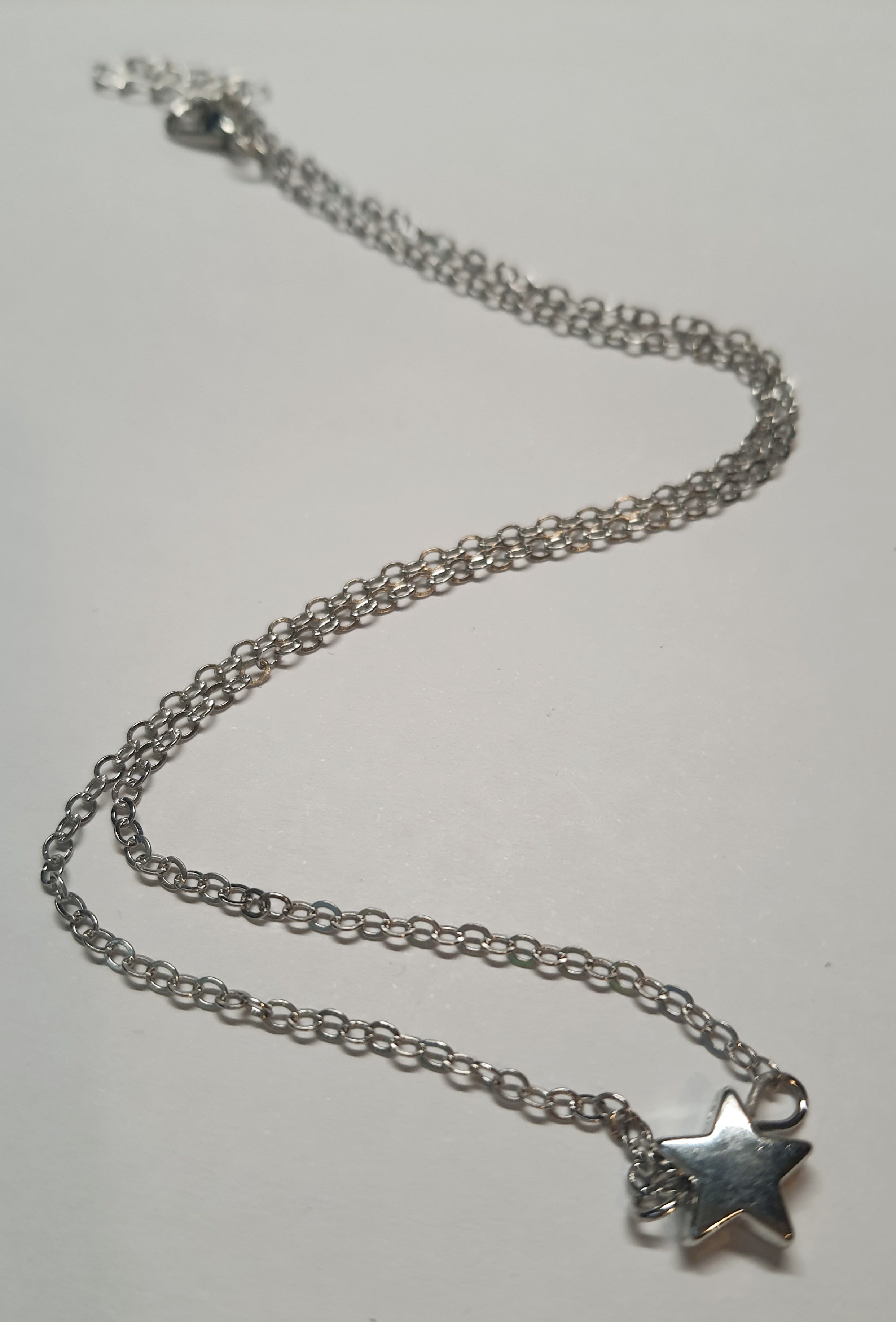 Srebrny łańcuszek celebrytka z zawieszką w kształcie gwiazdki, stal chirurgiczna, stal nierdzewna, wodoodporne, hipoalergiczne, jakość premium, długość 40–46 cm, RougeBizu.