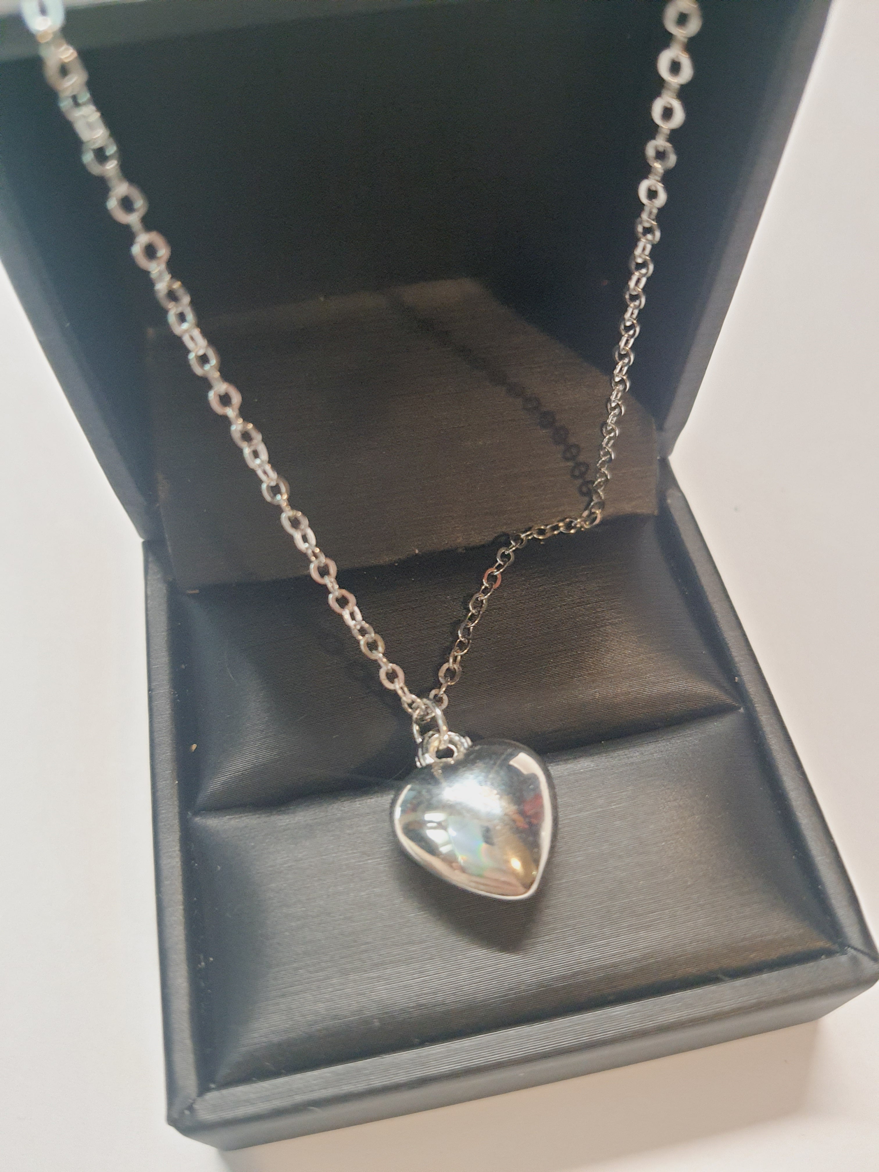 Srebrny łańcuszek klasyczny z zawieszką w kształcie serca, stal chirurgiczna, stal nierdzewna, wodoodporne, hipoalergiczne, jakość premium, długość 40–46 cm, RougeBizu.