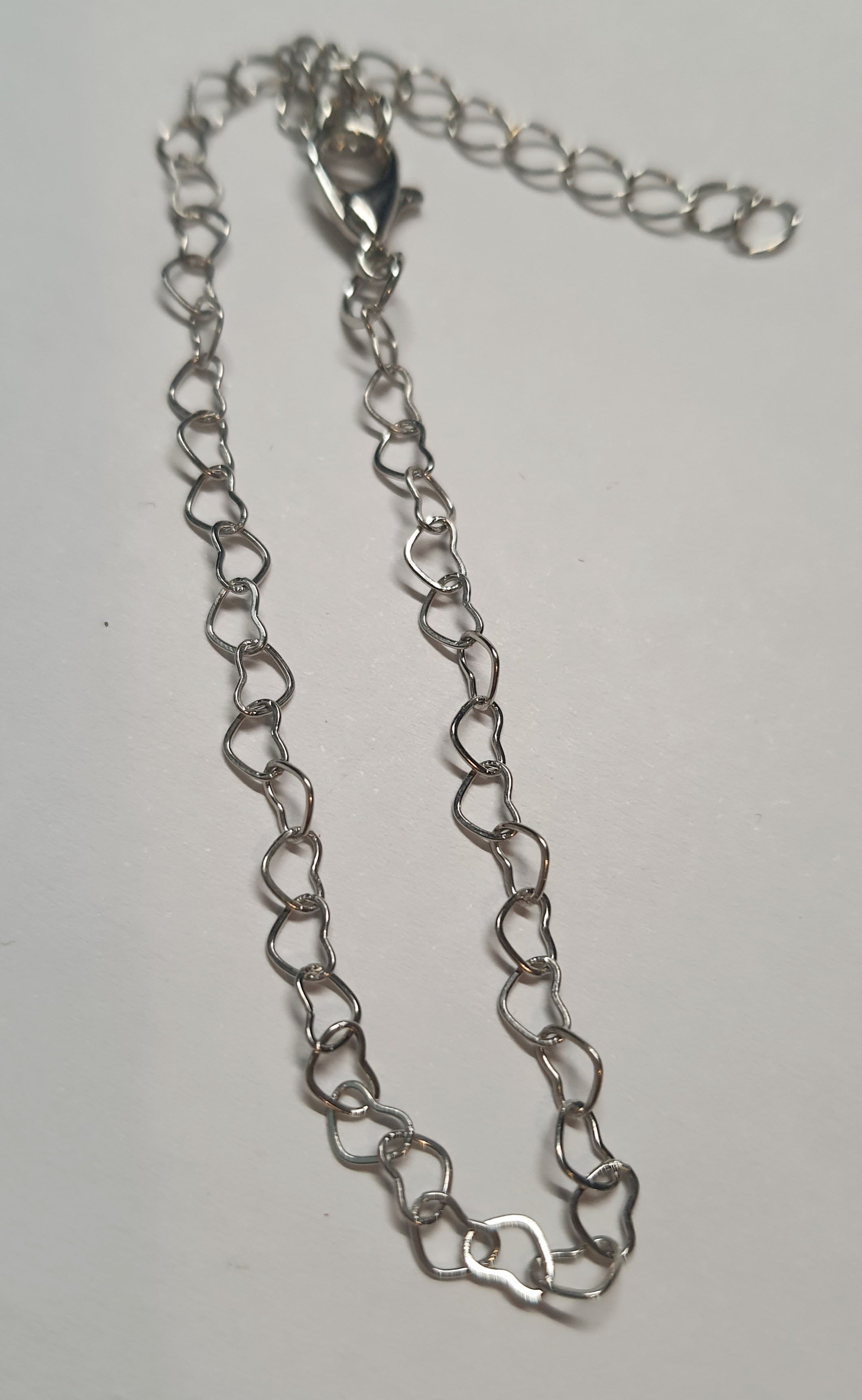 Srebrna bransoletka ze splotem z serduszek, stal chirurgiczna, stal nierdzewna, wodoodporne, hipoalergiczne, jakość premium, długość regulowana 17–22 cm, RougeBizu.