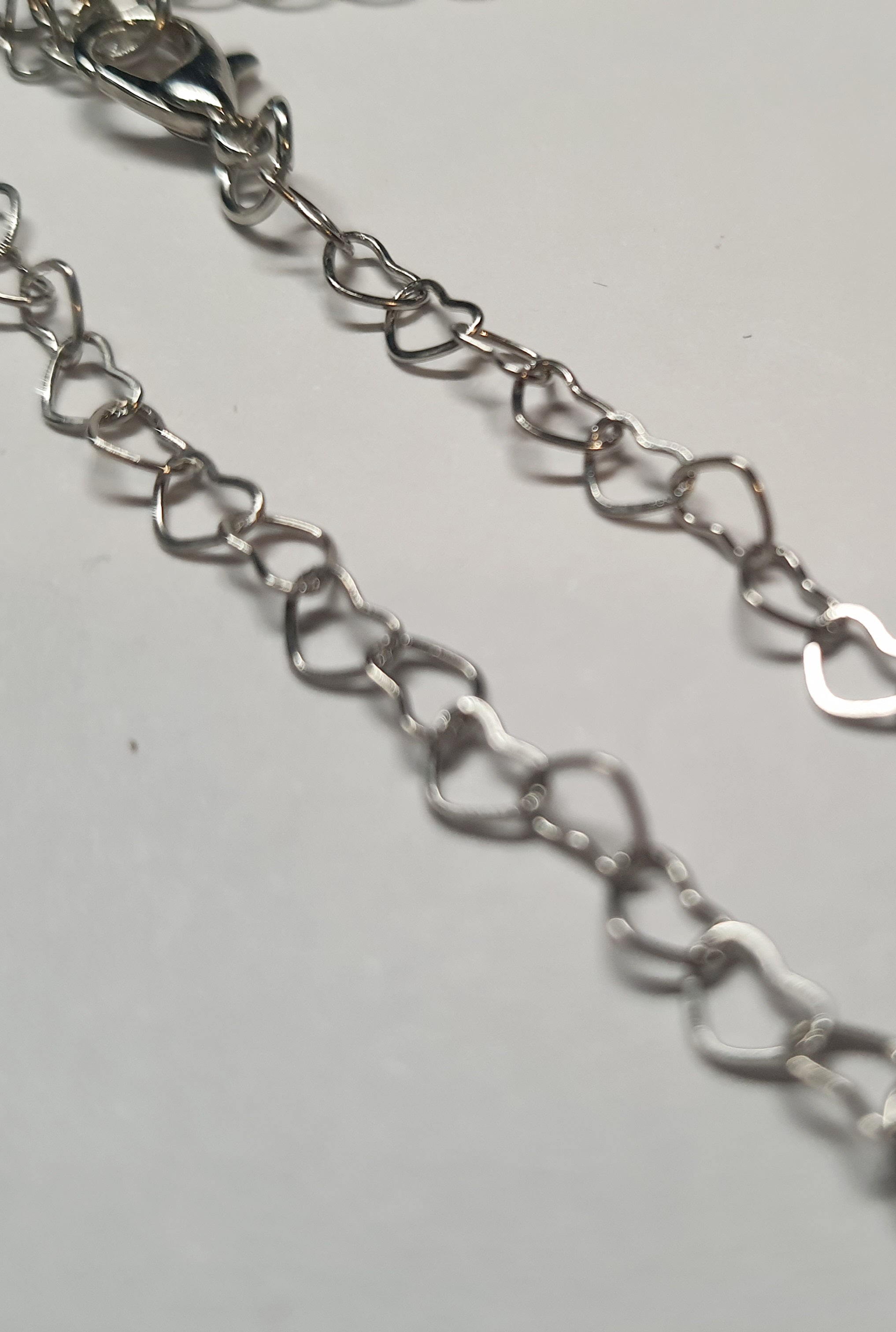 Srebrna bransoletka ze splotem z serduszek, stal chirurgiczna, stal nierdzewna, wodoodporne, hipoalergiczne, jakość premium, długość regulowana 17–22 cm, RougeBizu.