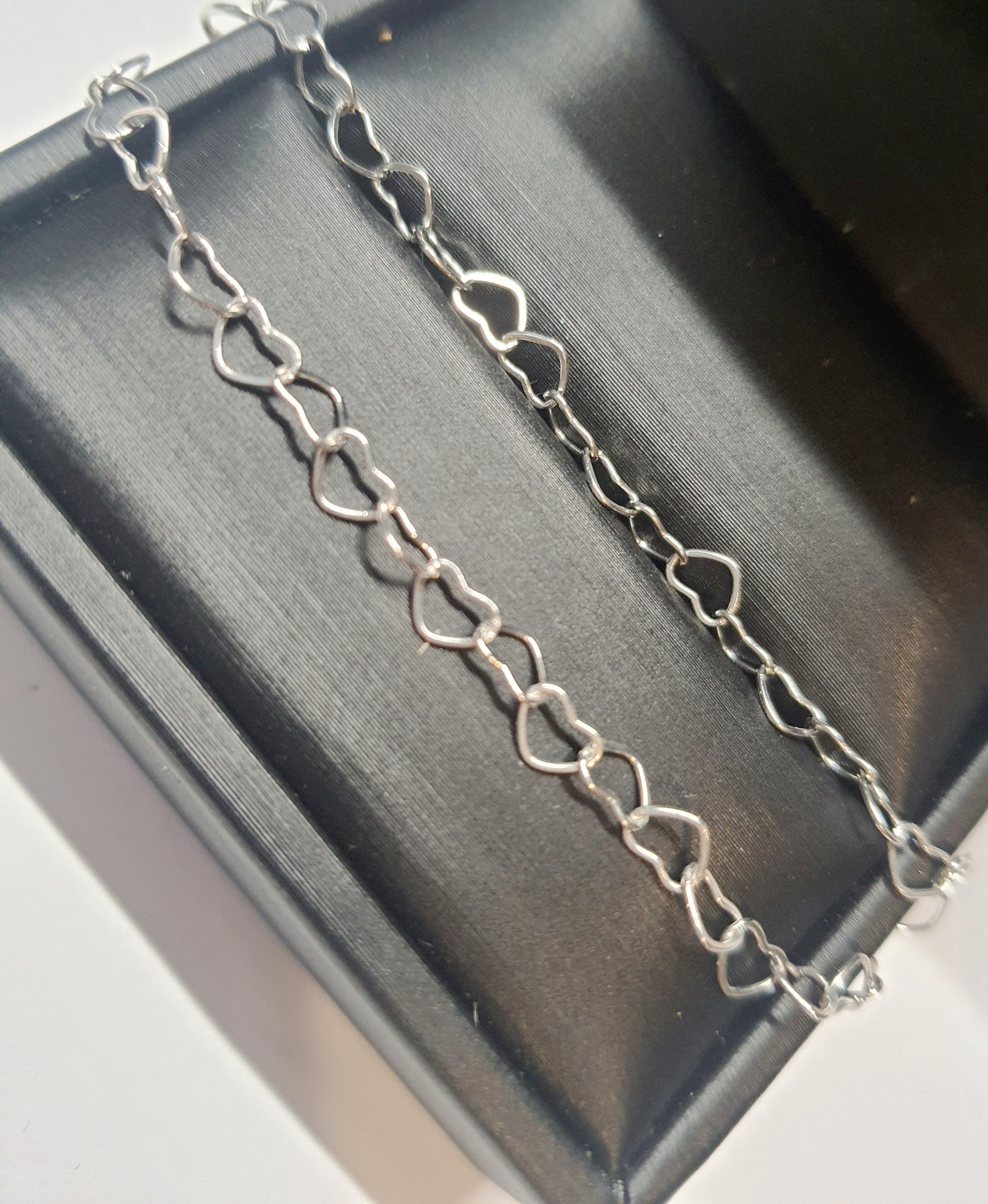 Srebrna bransoletka ze splotem z serduszek, stal chirurgiczna, stal nierdzewna, wodoodporne, hipoalergiczne, jakość premium, długość regulowana 17–22 cm, RougeBizu.