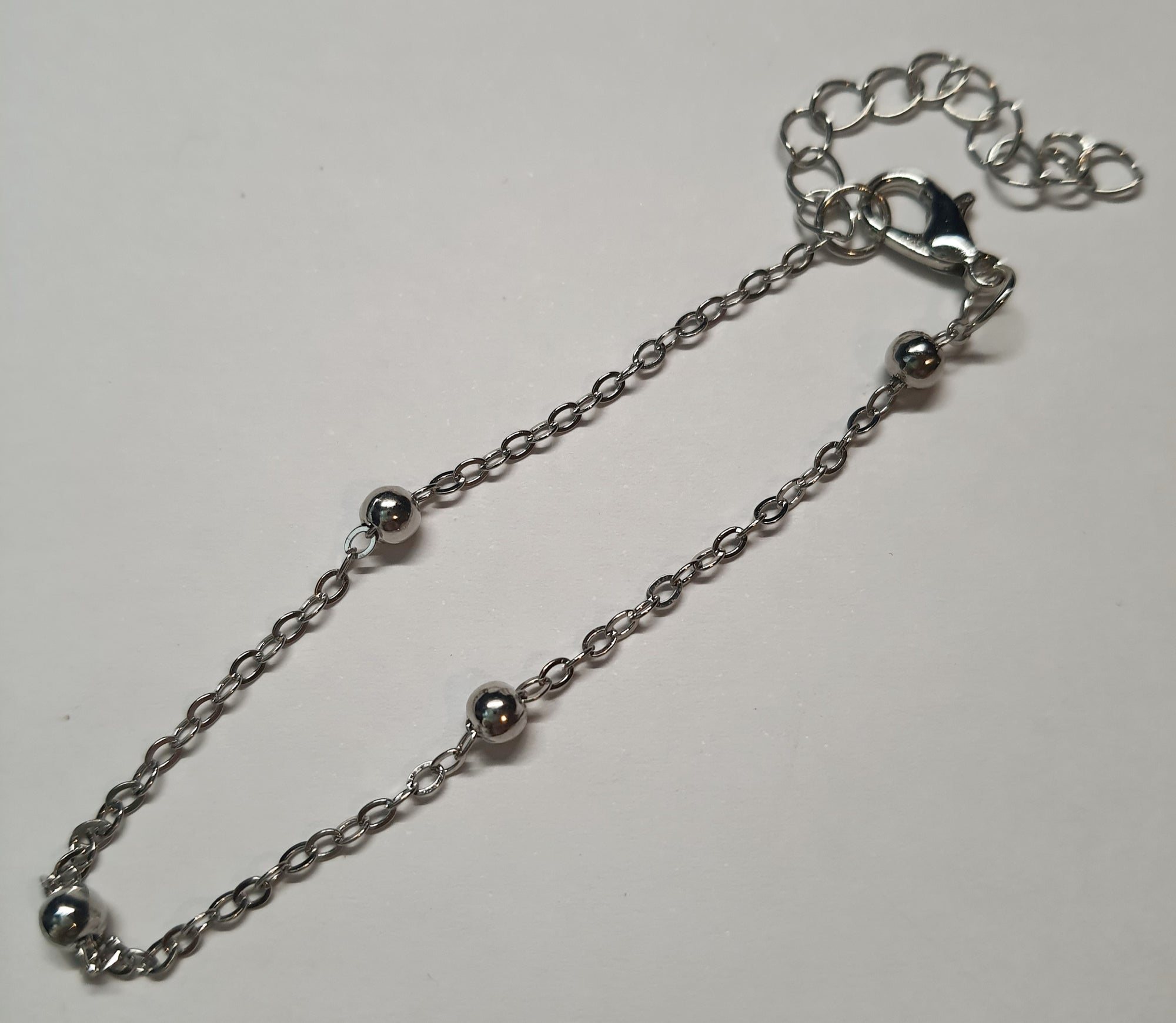 The golden power of minimalism – a flexible bracelet in a retro style