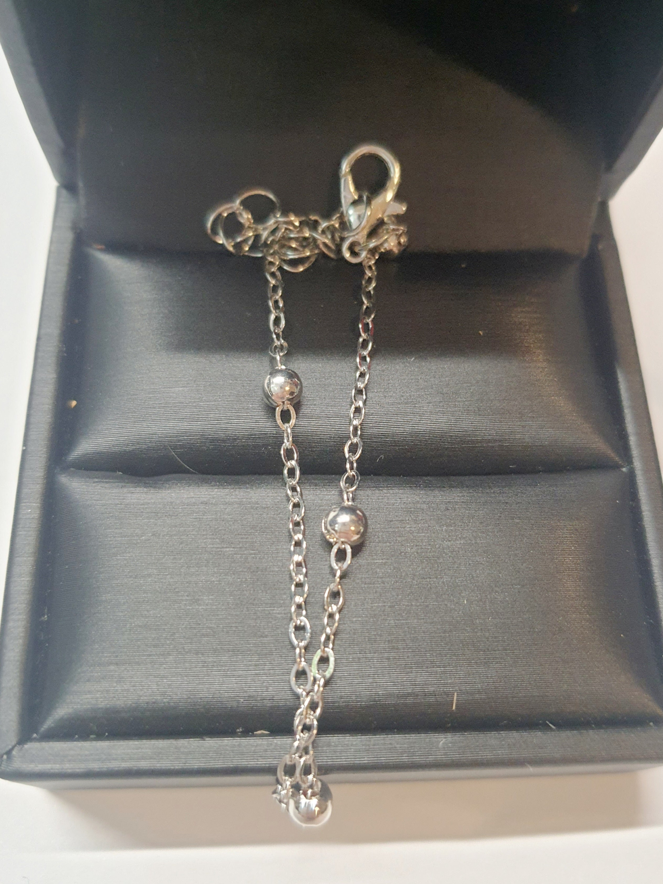 The golden power of minimalism – a flexible bracelet in a retro style