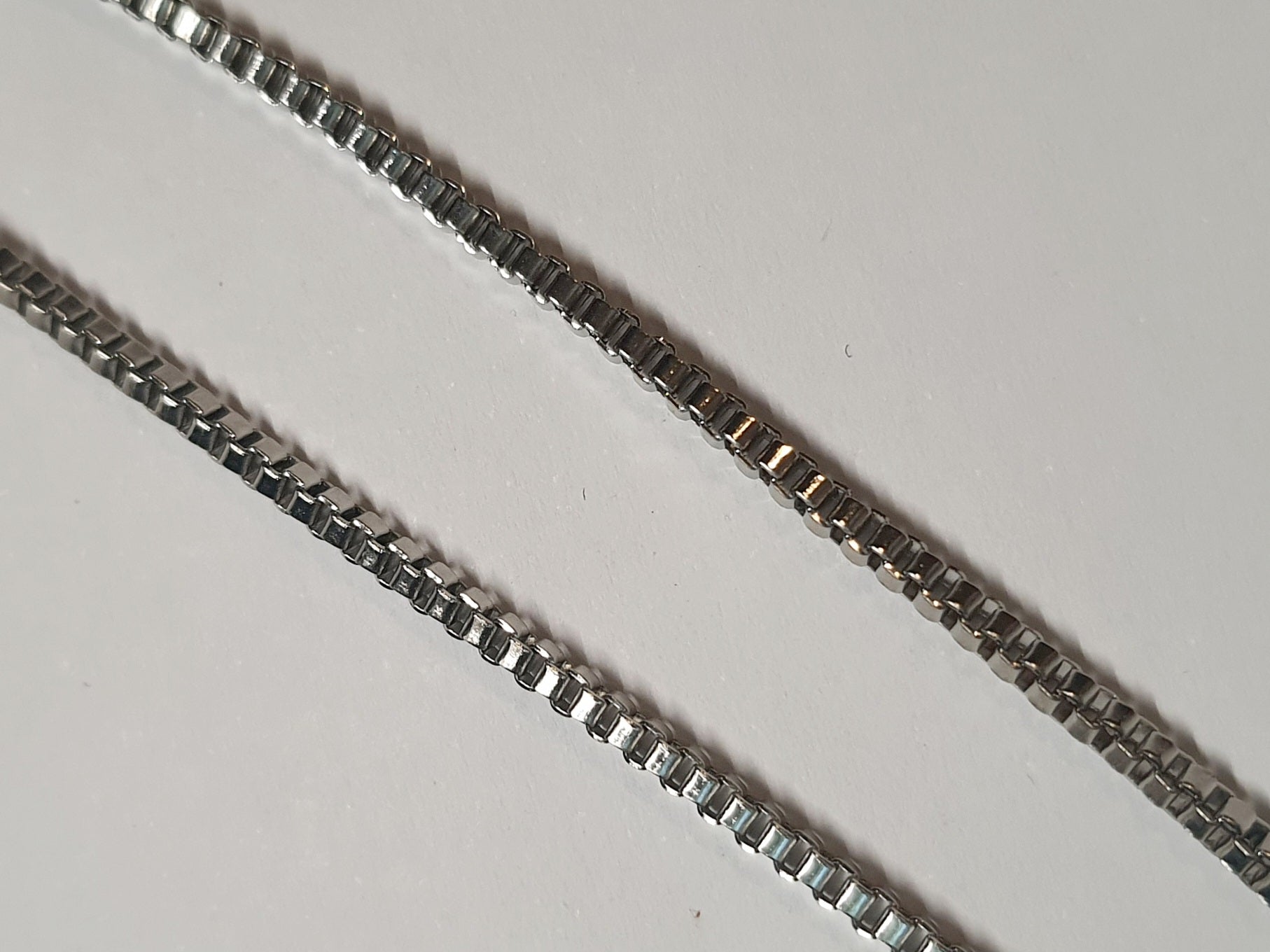 Srebrna bransoletka o splocie kostka, stal chirurgiczna, stal nierdzewna, wodoodporne, hipoalergiczne, jakość premium, długość regulowana 21–28 cm, RougeBizu.