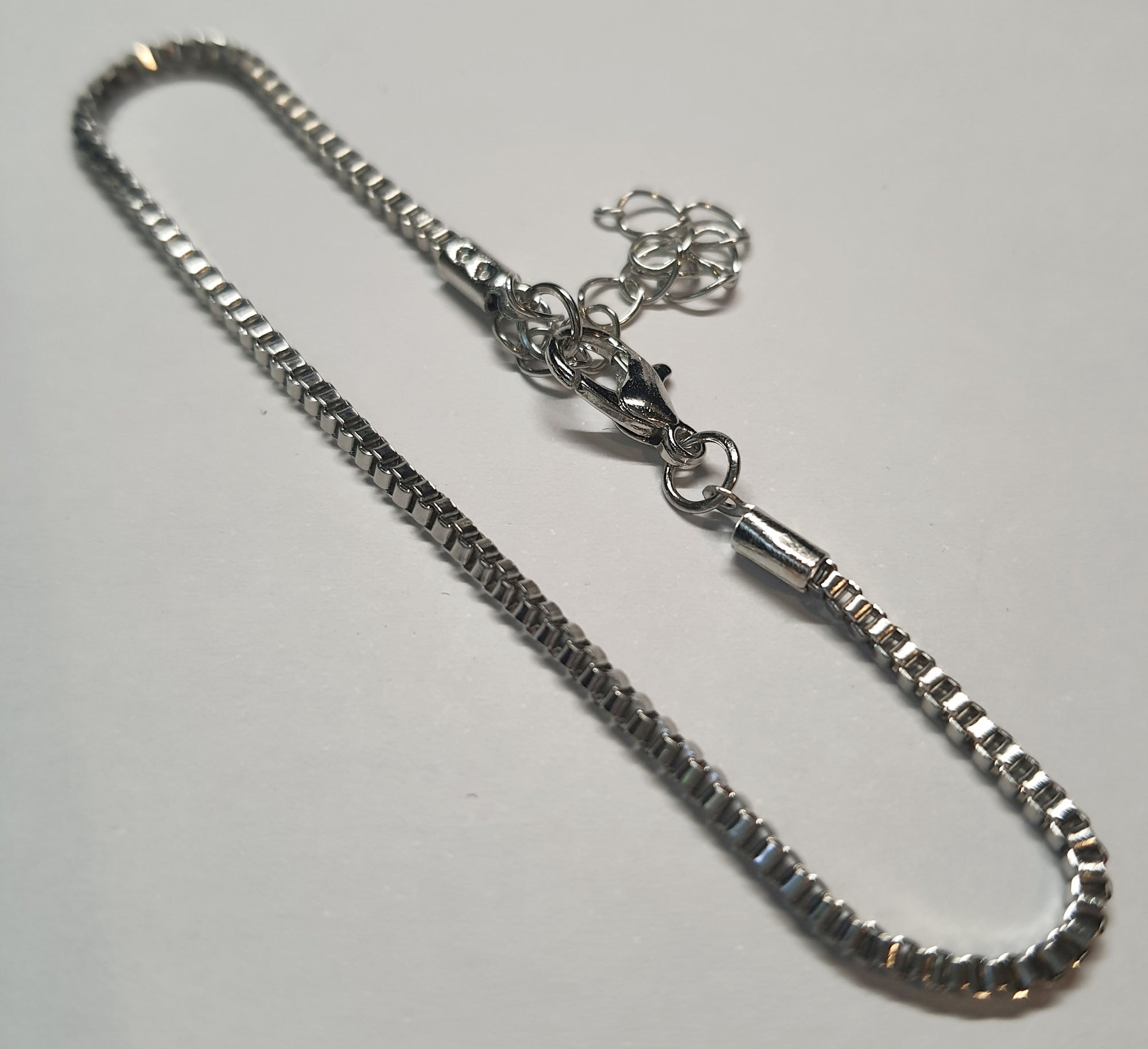 Srebrna bransoletka o splocie kostka, stal chirurgiczna, stal nierdzewna, wodoodporne, hipoalergiczne, jakość premium, długość regulowana 21–28 cm, RougeBizu.