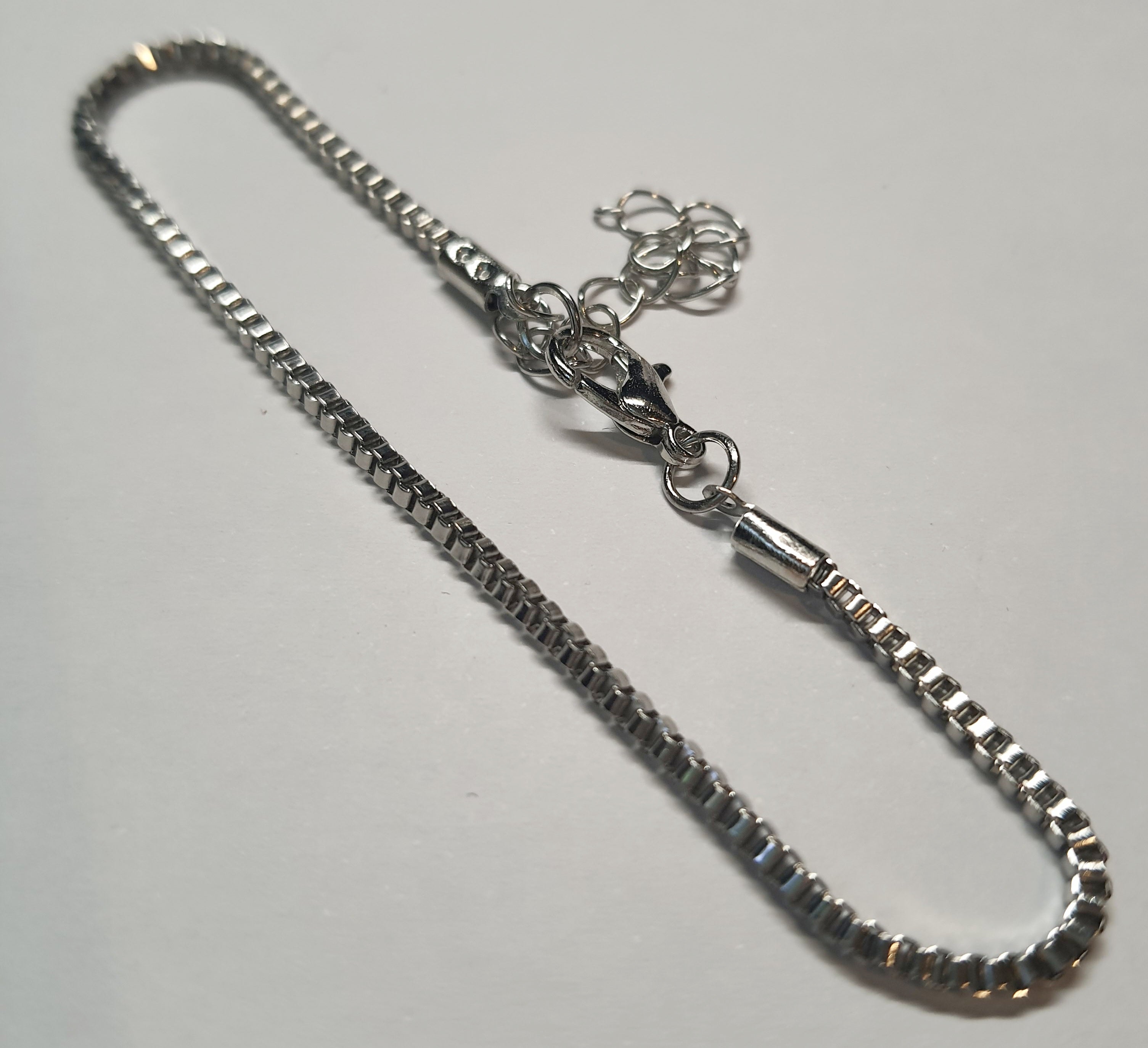 Srebrna bransoletka o splocie kostka, stal chirurgiczna, stal nierdzewna, wodoodporne, hipoalergiczne, jakość premium, długość regulowana 21–28 cm, RougeBizu.