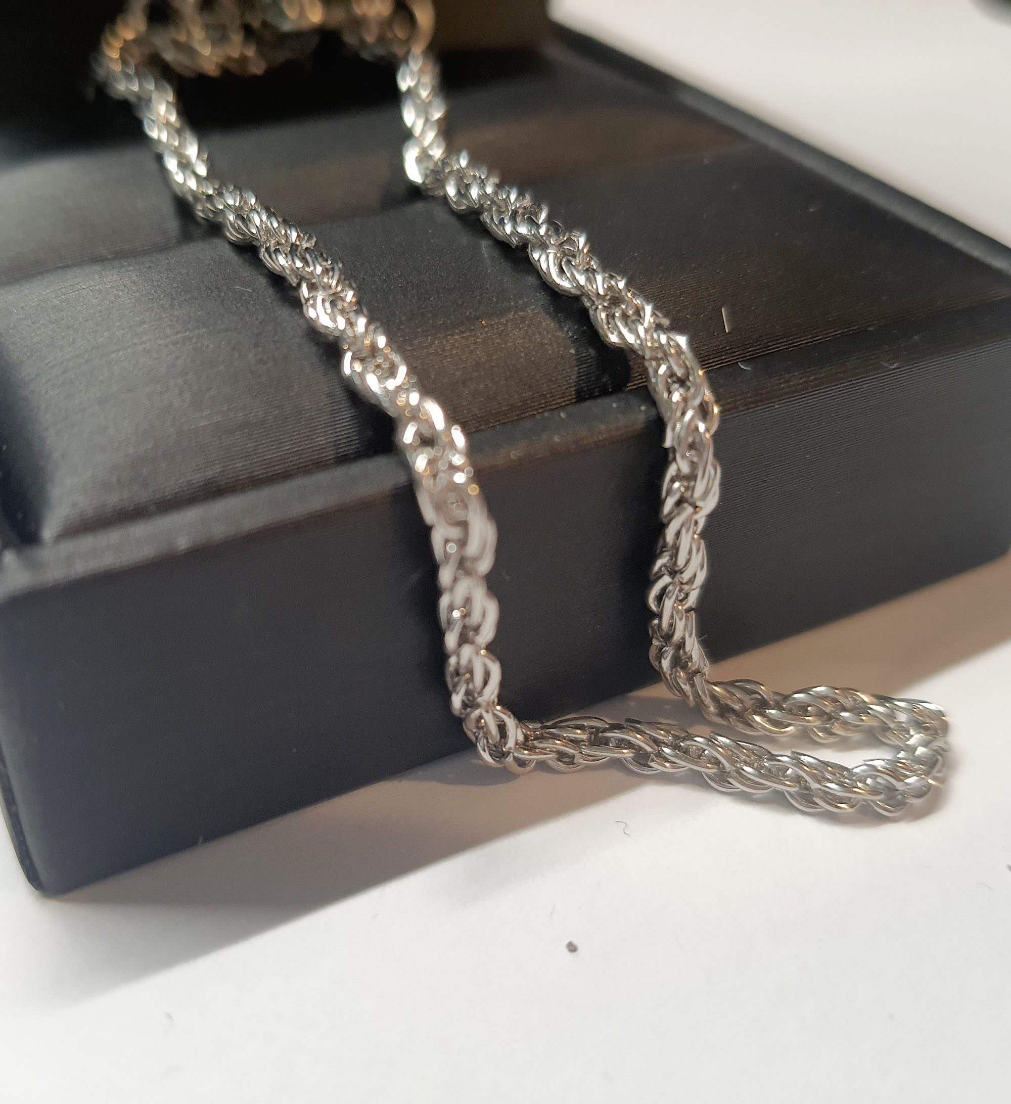 Srebrna bransoletka o splocie kordel, stal chirurgiczna, stal nierdzewna, wodoodporne, hipoalergiczne, jakość premium, długość regulowana 21–28 cm, RougeBizu.