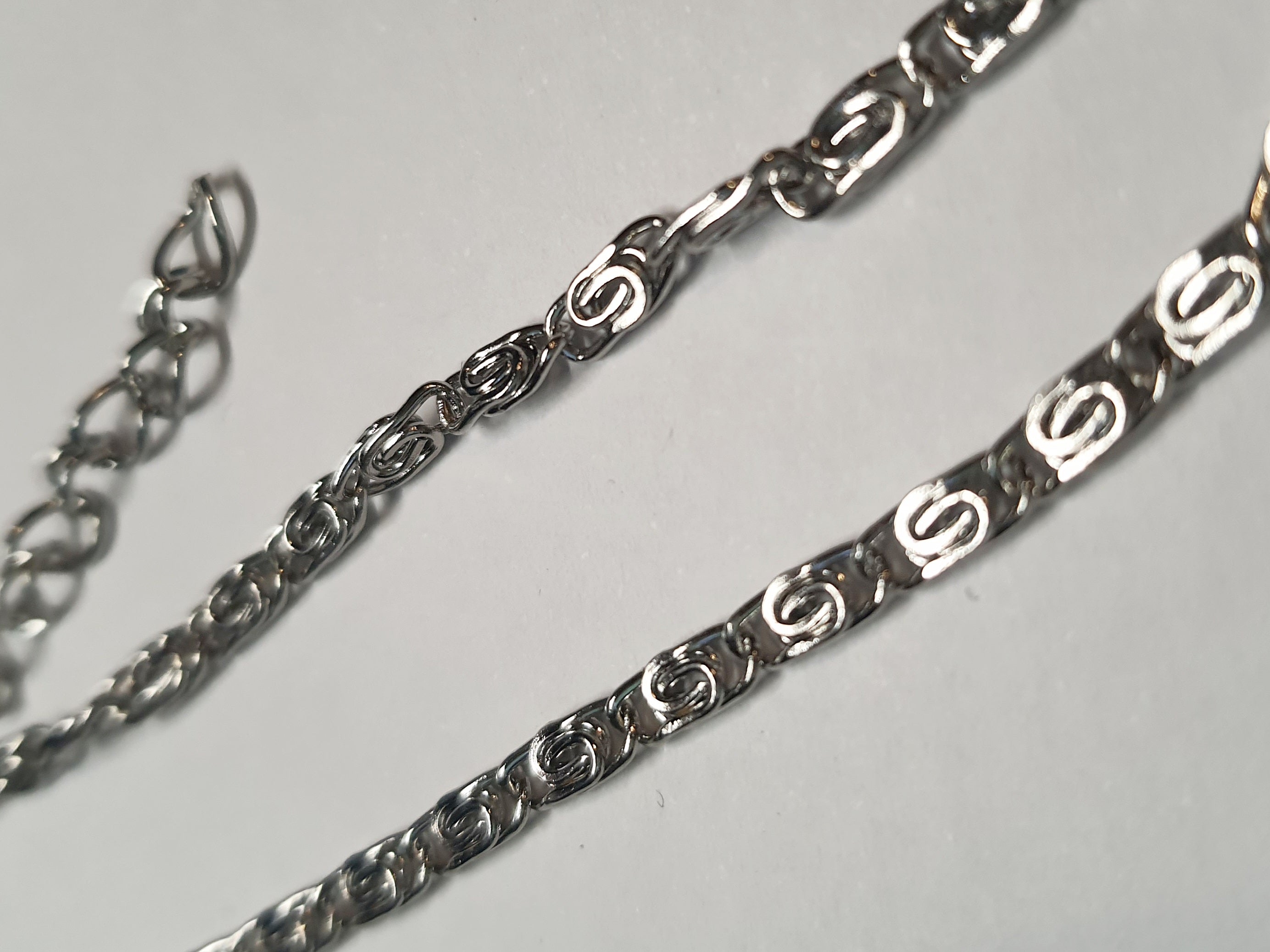 Srebrna bransoletka o splocie ślimak, stal chirurgiczna, stal nierdzewna, wodoodporne, hipoalergiczne, jakość premium, długość regulowana 21–28 cm, RougeBizu.