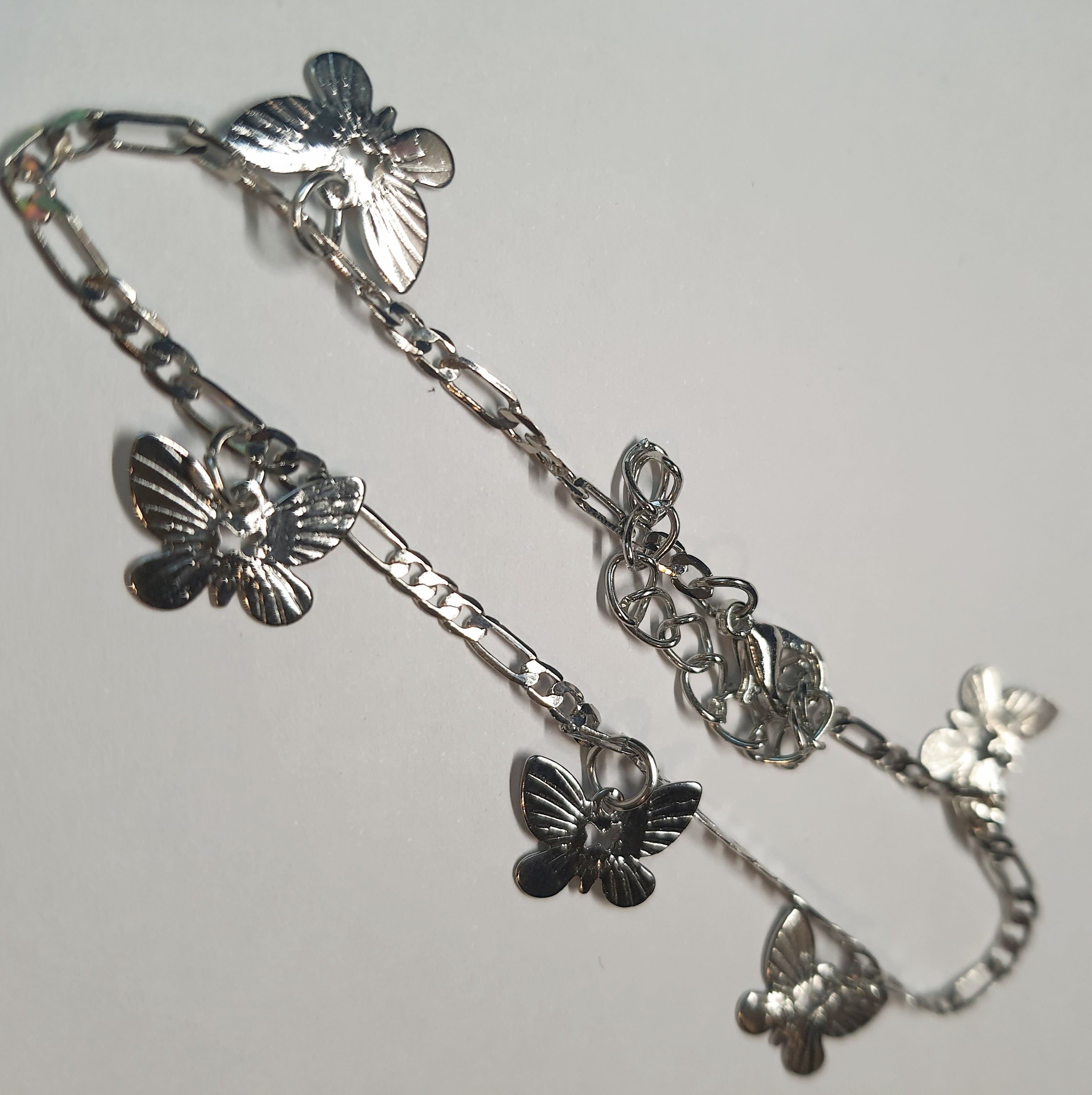 Srebrna bransoletka z zawieszkami w kształcie motyli, stal chirurgiczna, stal nierdzewna, wodoodporne, hipoalergiczne, jakość premium, długość regulowana 21–28 cm, RougeBizu.