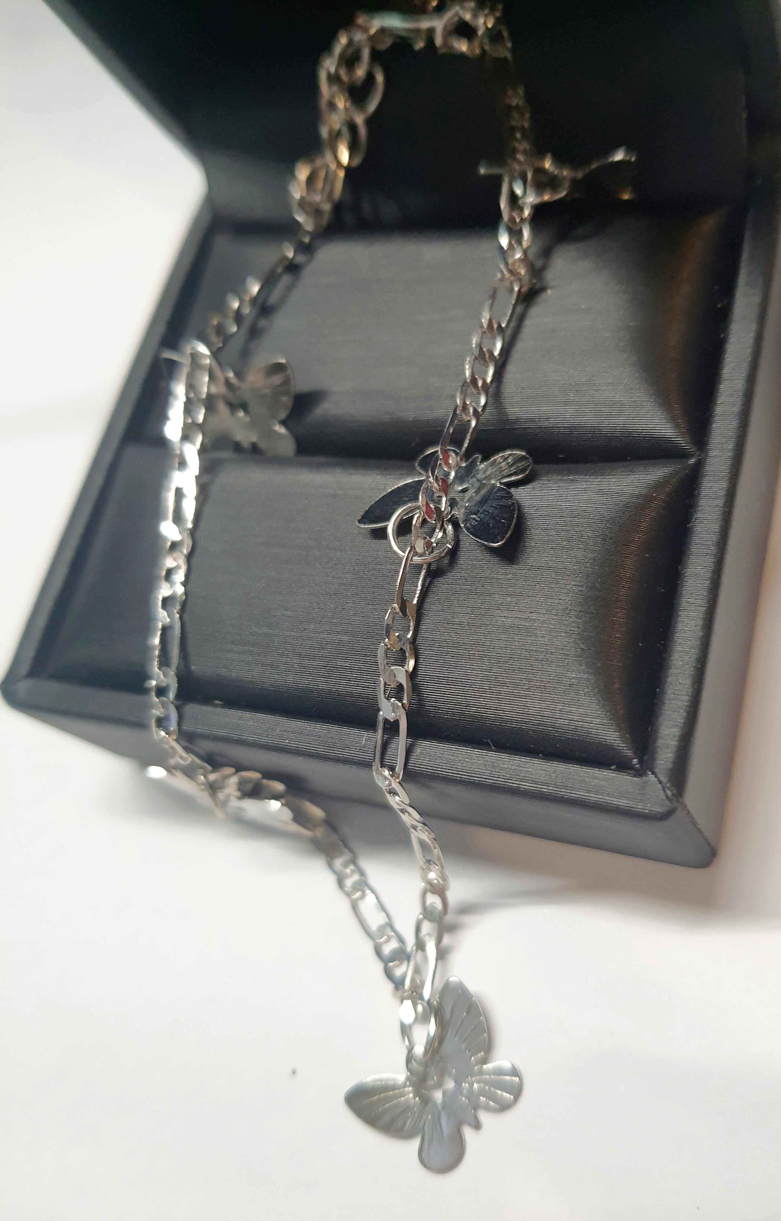 Srebrna bransoletka z zawieszkami w kształcie motyli, stal chirurgiczna, stal nierdzewna, wodoodporne, hipoalergiczne, jakość premium, długość regulowana 21–28 cm, RougeBizu.