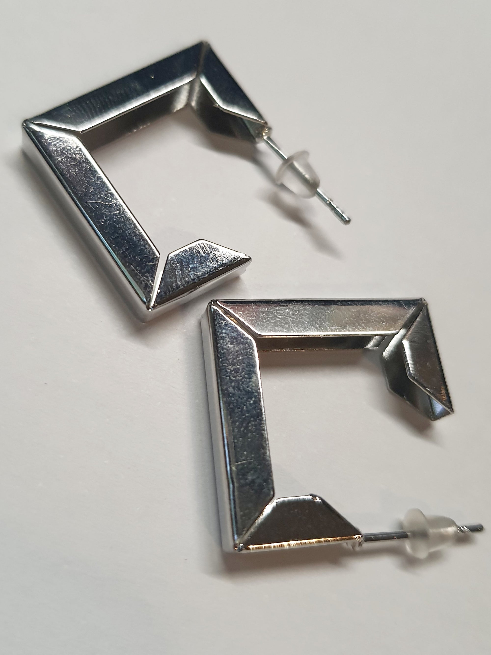 Srebrne kolczyki geometryczne w kształcie kwadratów, średnica 2 cm, stal chirurgiczna, stal nierdzewna, wodoodporne, hipoalergiczne, jakość premium, RougeBizu.