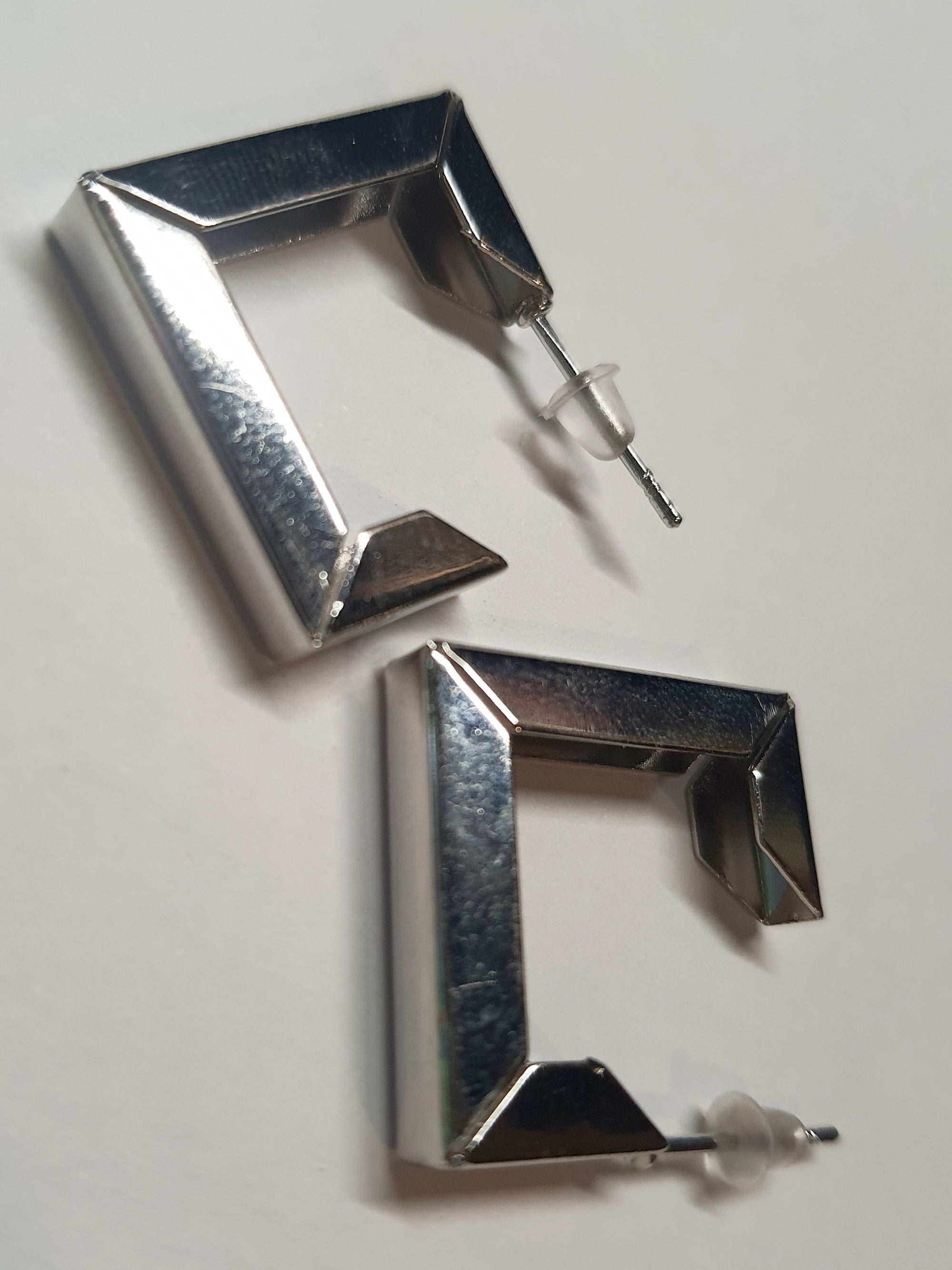 Srebrne kolczyki geometryczne w kształcie kwadratów, średnica 2 cm, stal chirurgiczna, stal nierdzewna, wodoodporne, hipoalergiczne, jakość premium, RougeBizu.
