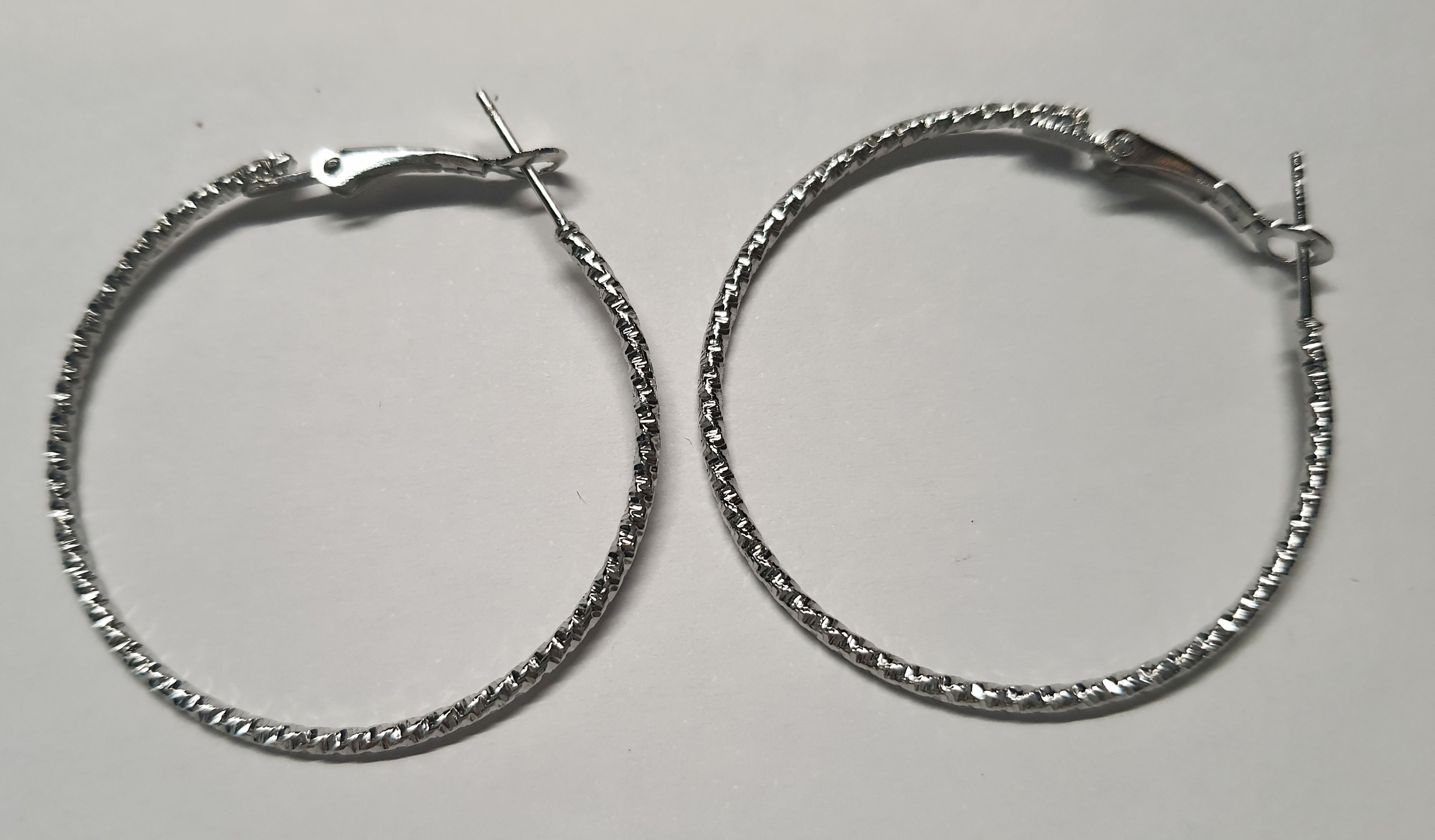 Srebrne kolczyki klasyczne fakturowane kółka o średnicy 4 cm, stal chirurgiczna, stal nierdzewna, wodoodporne, hipoalergiczne, jakość premium, RougeBizu.