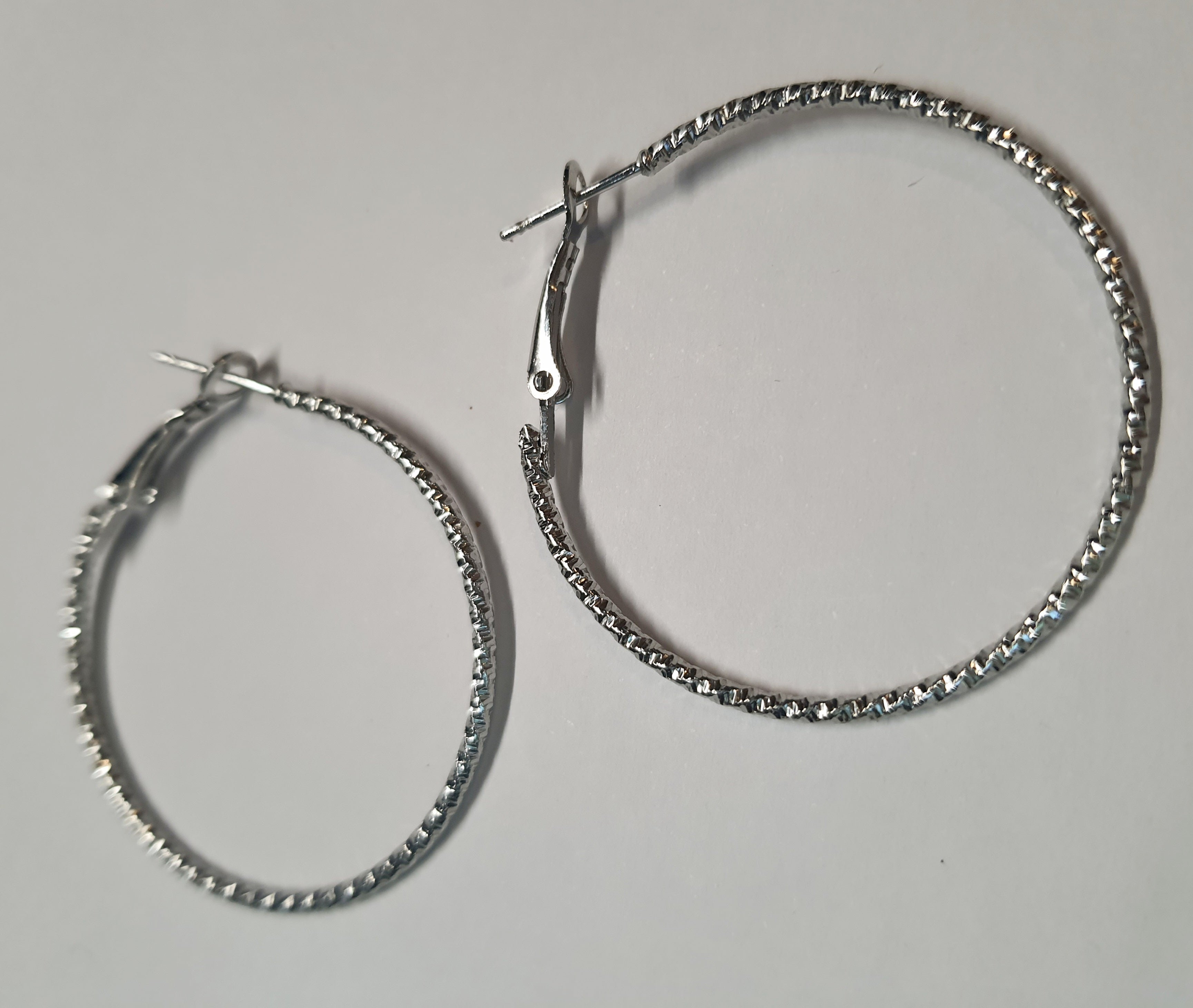 Srebrne kolczyki klasyczne fakturowane kółka o średnicy 4 cm, stal chirurgiczna, stal nierdzewna, wodoodporne, hipoalergiczne, jakość premium, RougeBizu.