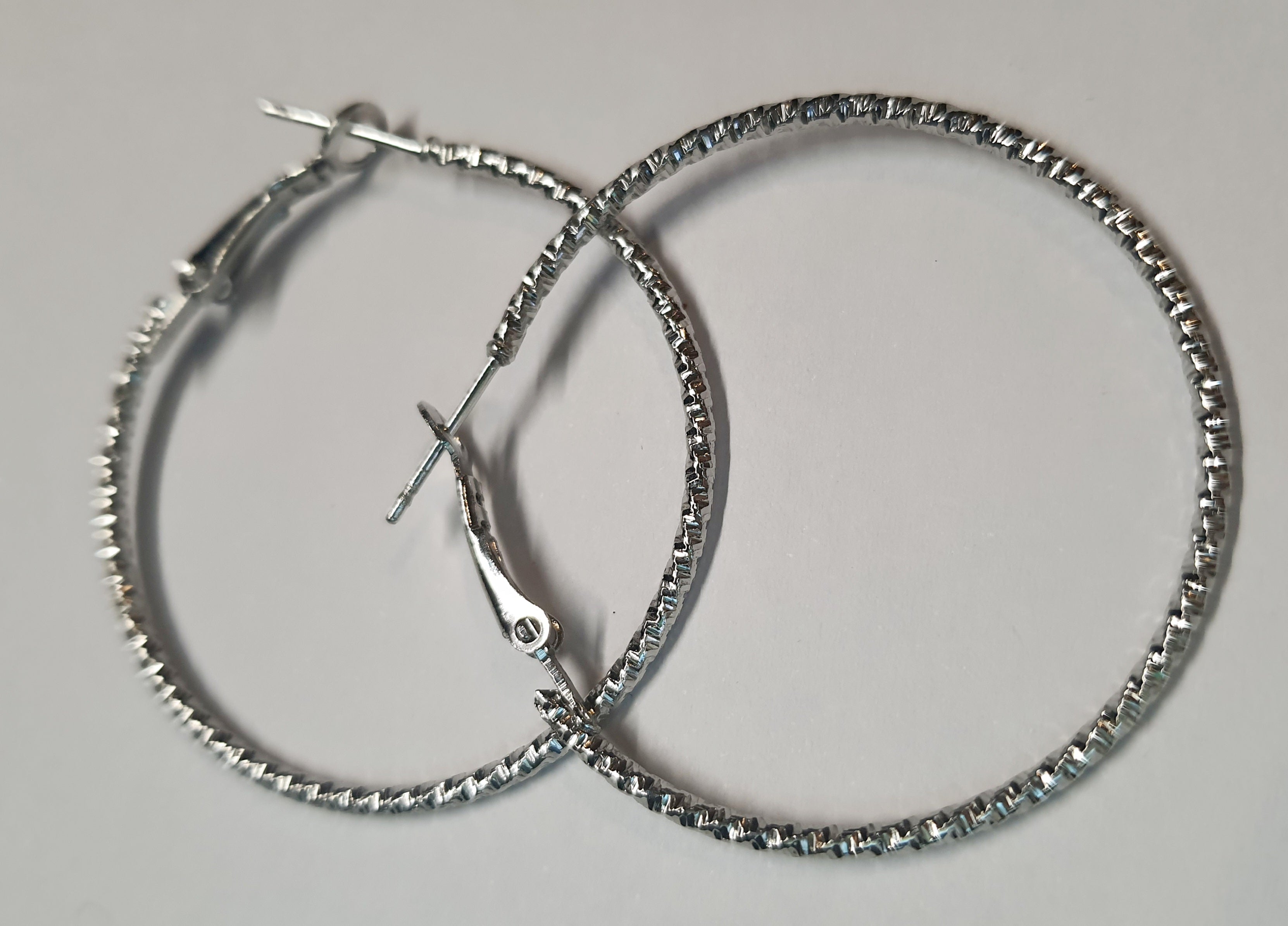 Srebrne kolczyki klasyczne fakturowane kółka o średnicy 4 cm, stal chirurgiczna, stal nierdzewna, wodoodporne, hipoalergiczne, jakość premium, RougeBizu.