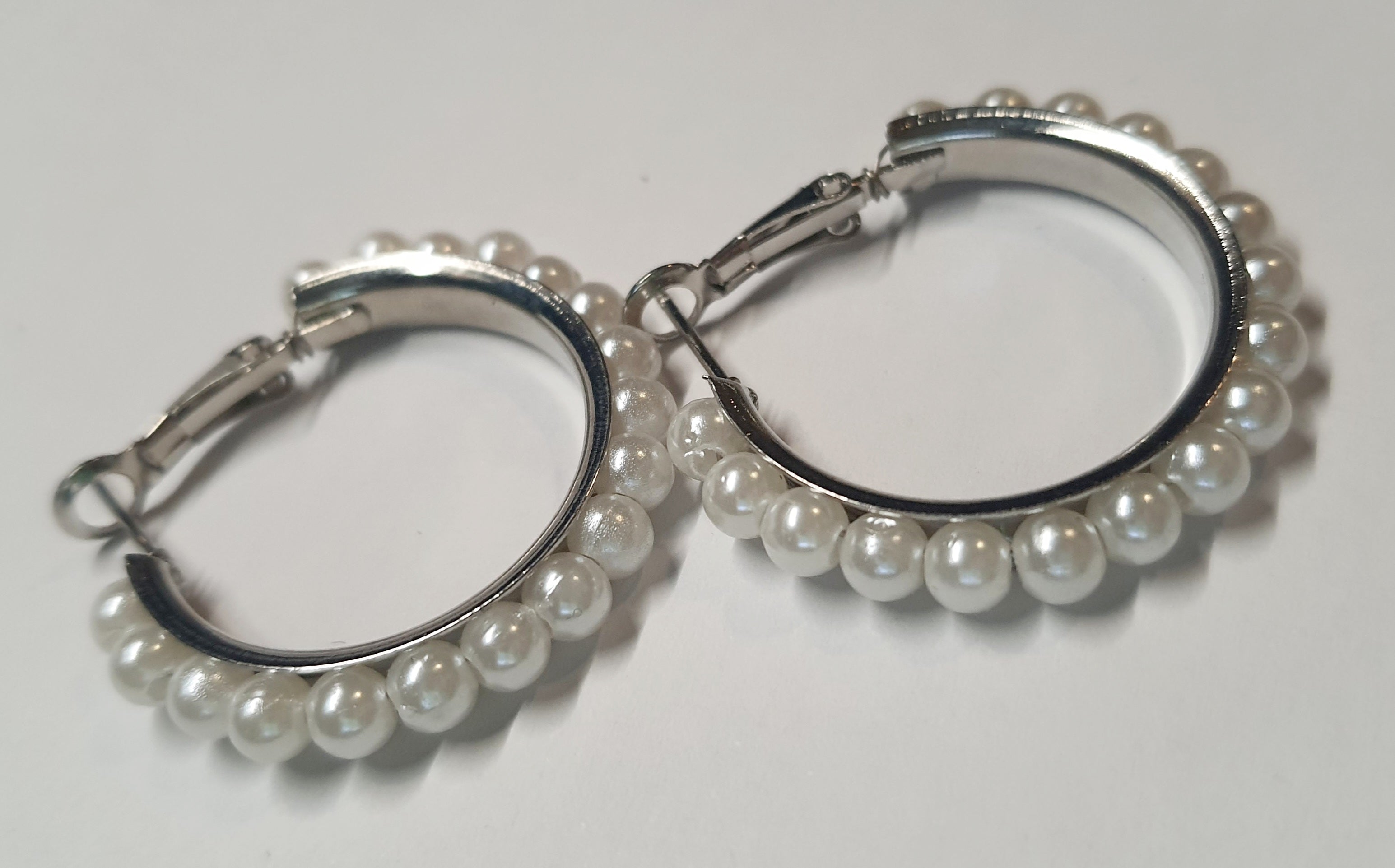 Srebrne kolczyki kółka z perłami, średnica 3 cm, stal chirurgiczna, stal nierdzewna, wodoodporne, hipoalergiczne, jakość premium, elegancki styl, RougeBizu.