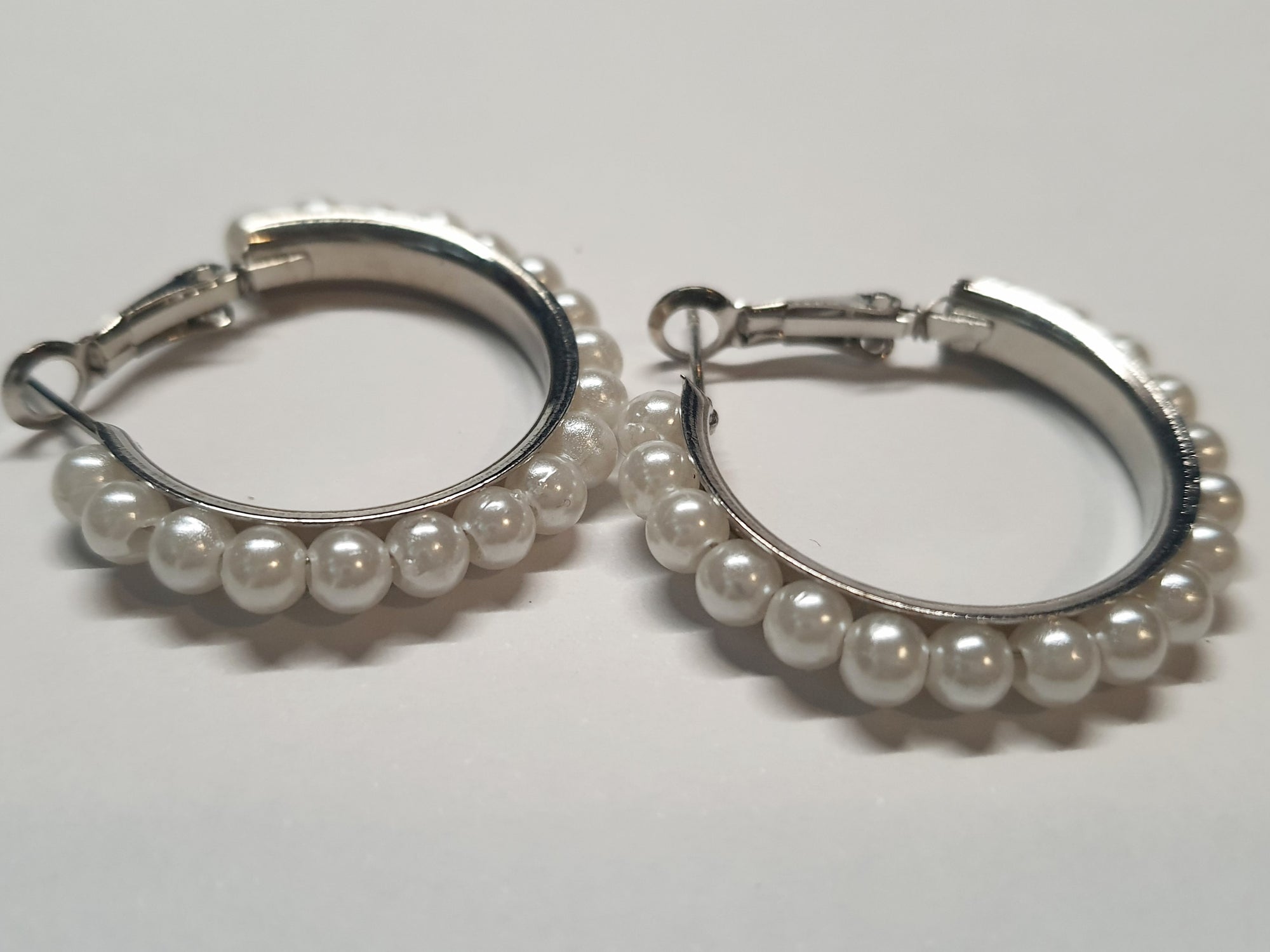 Srebrne kolczyki kółka z perłami, średnica 3 cm, stal chirurgiczna, stal nierdzewna, wodoodporne, hipoalergiczne, jakość premium, elegancki styl, RougeBizu.