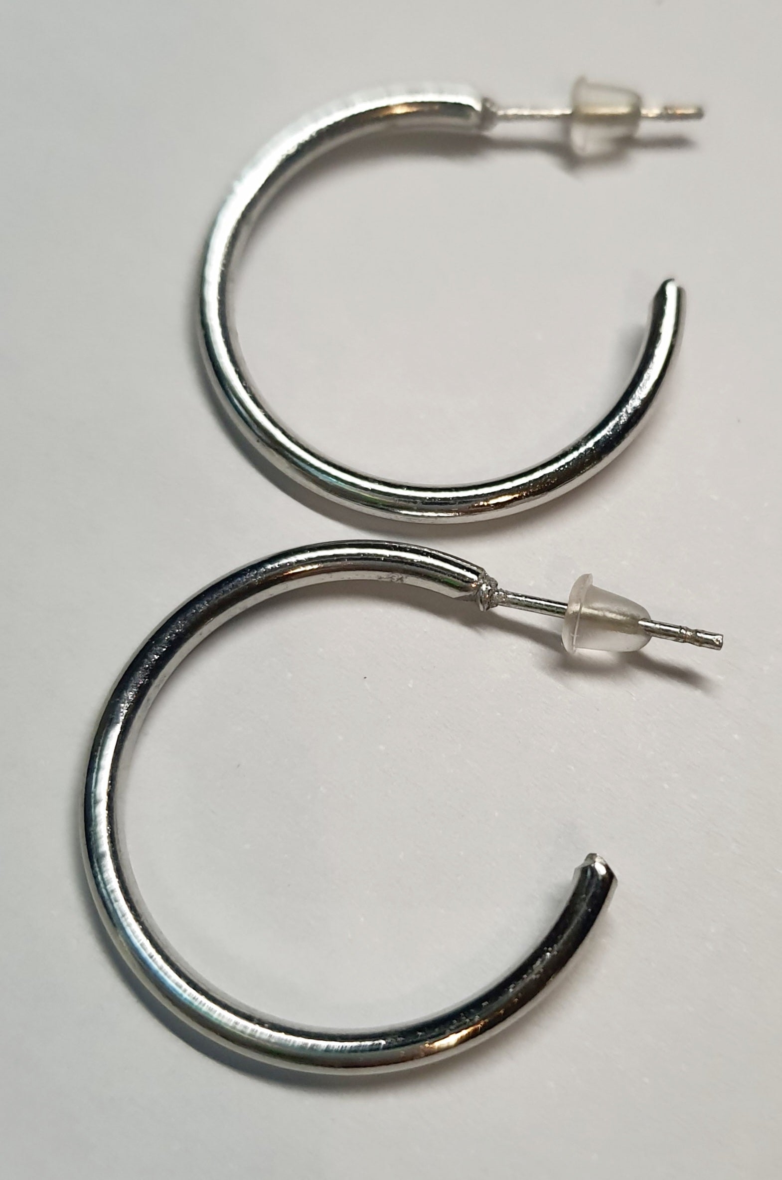 Srebrne kolczyki delikatne kółka na wkrętki, średnica 2,5 cm, stal chirurgiczna, stal nierdzewna, wodoodporne, hipoalergiczne, jakość premium, RougeBizu.