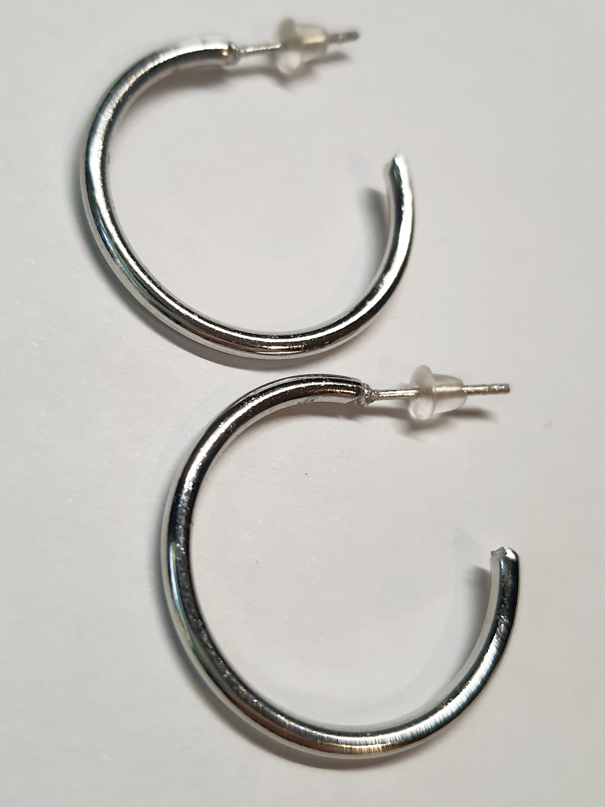 Srebrne kolczyki delikatne kółka na wkrętki, średnica 2,5 cm, stal chirurgiczna, stal nierdzewna, wodoodporne, hipoalergiczne, jakość premium, RougeBizu.