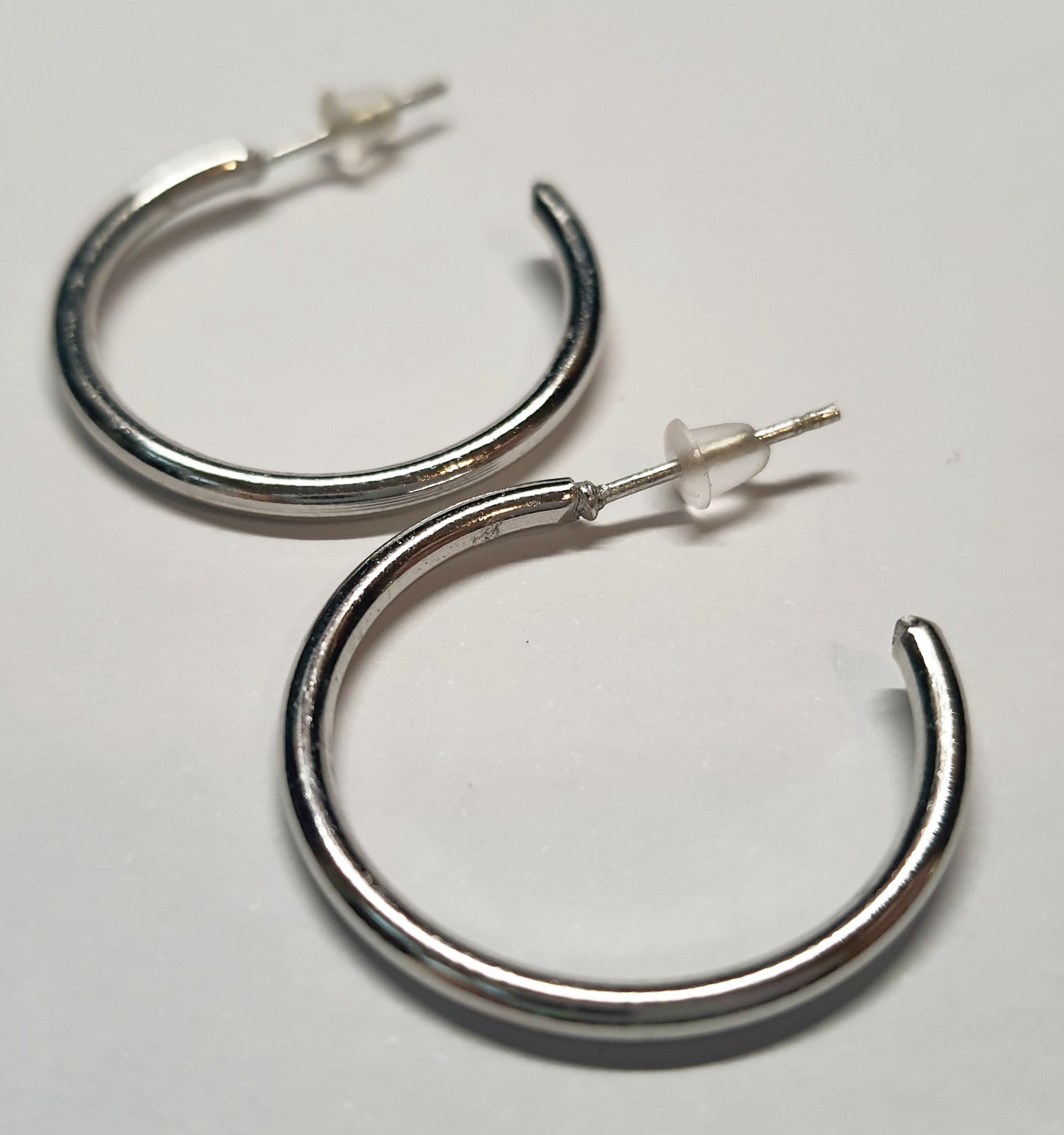 Srebrne kolczyki delikatne kółka na wkrętki, średnica 2,5 cm, stal chirurgiczna, stal nierdzewna, wodoodporne, hipoalergiczne, jakość premium, RougeBizu.