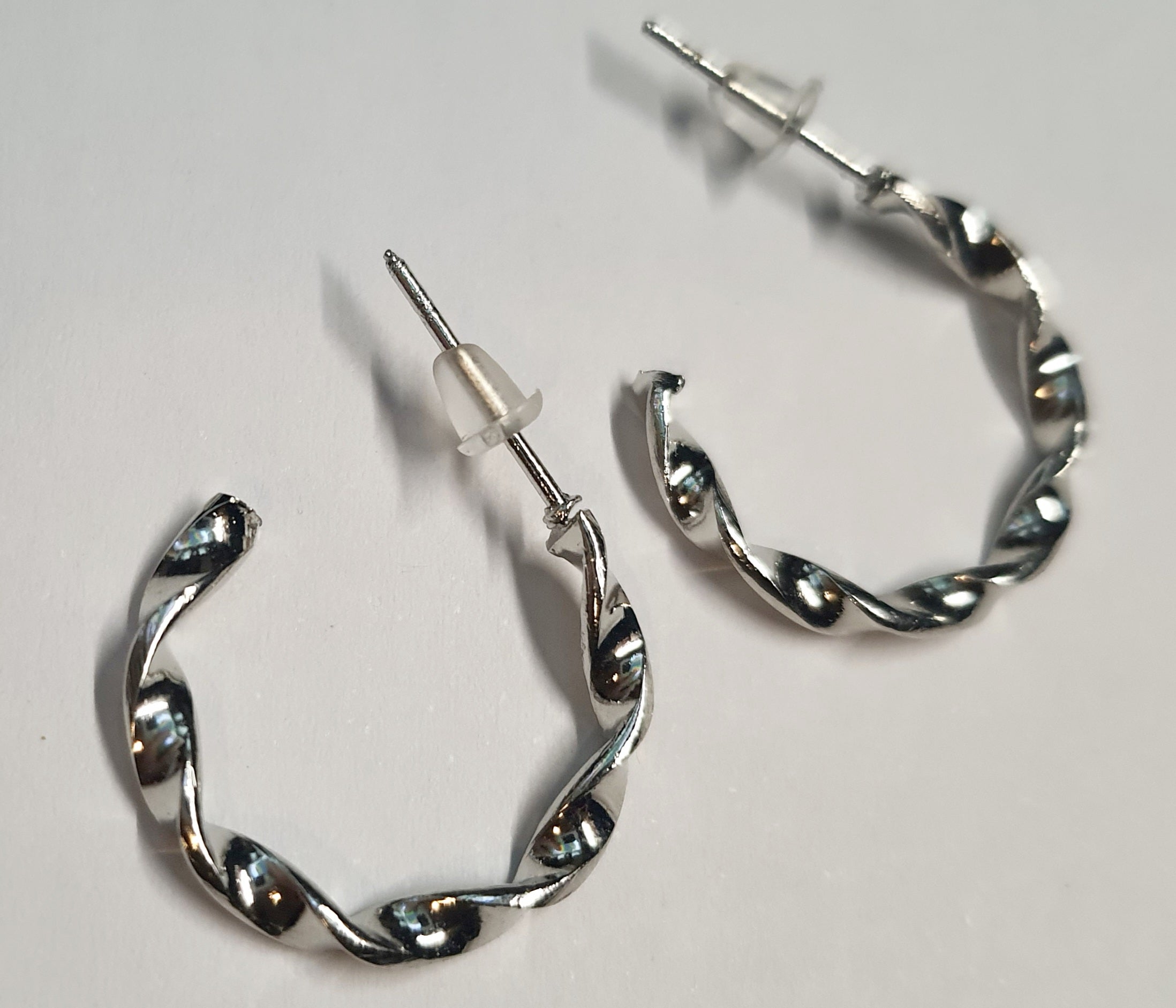 Srebrne delikatne kolczyki skręcane kółka na wkrętki, średnica 2 cm, stal chirurgiczna, stal nierdzewna, wodoodporne, hipoalergiczne, jakość premium, RougeBizu.