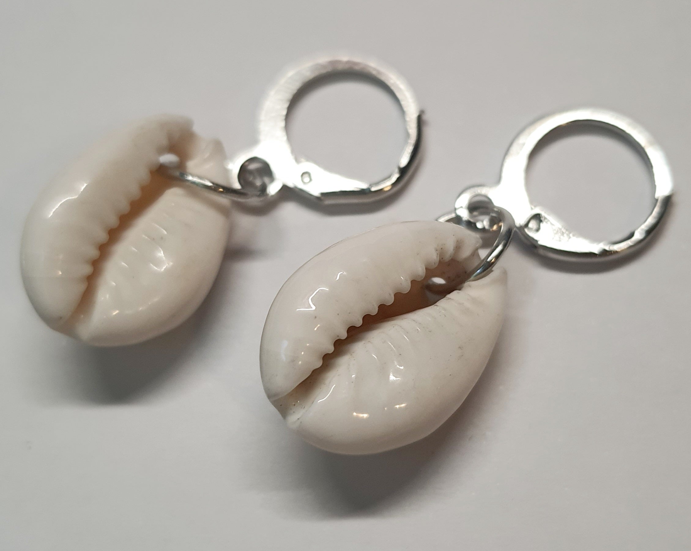 Srebrne kolczyki kółka z zawieszką w kształcie muszelki, długość 3,5 cm, stal chirurgiczna, stal nierdzewna, wodoodporne, hipoalergiczne, jakość premium, RougeBizu.