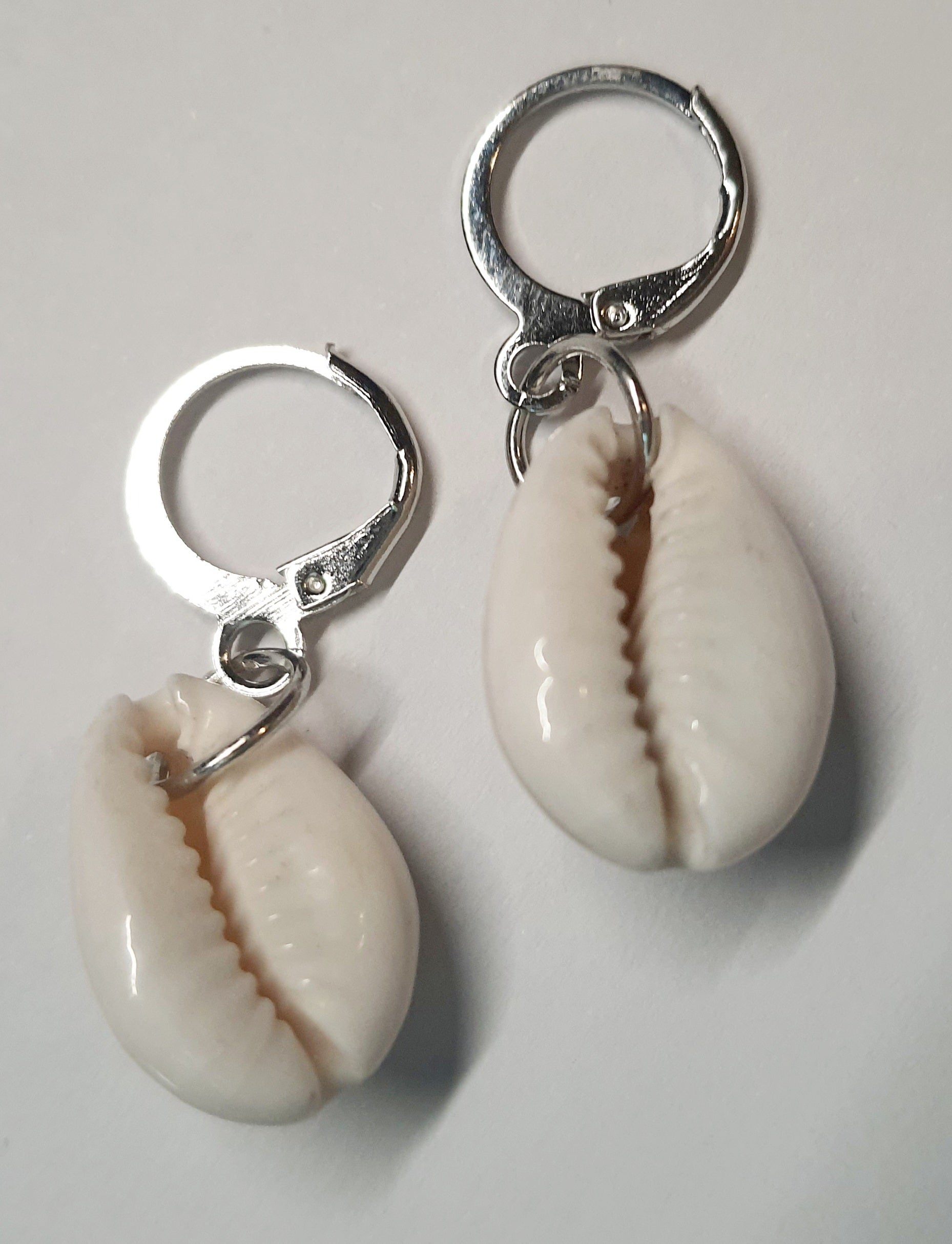 Srebrne kolczyki kółka z zawieszką w kształcie muszelki, długość 3,5 cm, stal chirurgiczna, stal nierdzewna, wodoodporne, hipoalergiczne, jakość premium, RougeBizu.