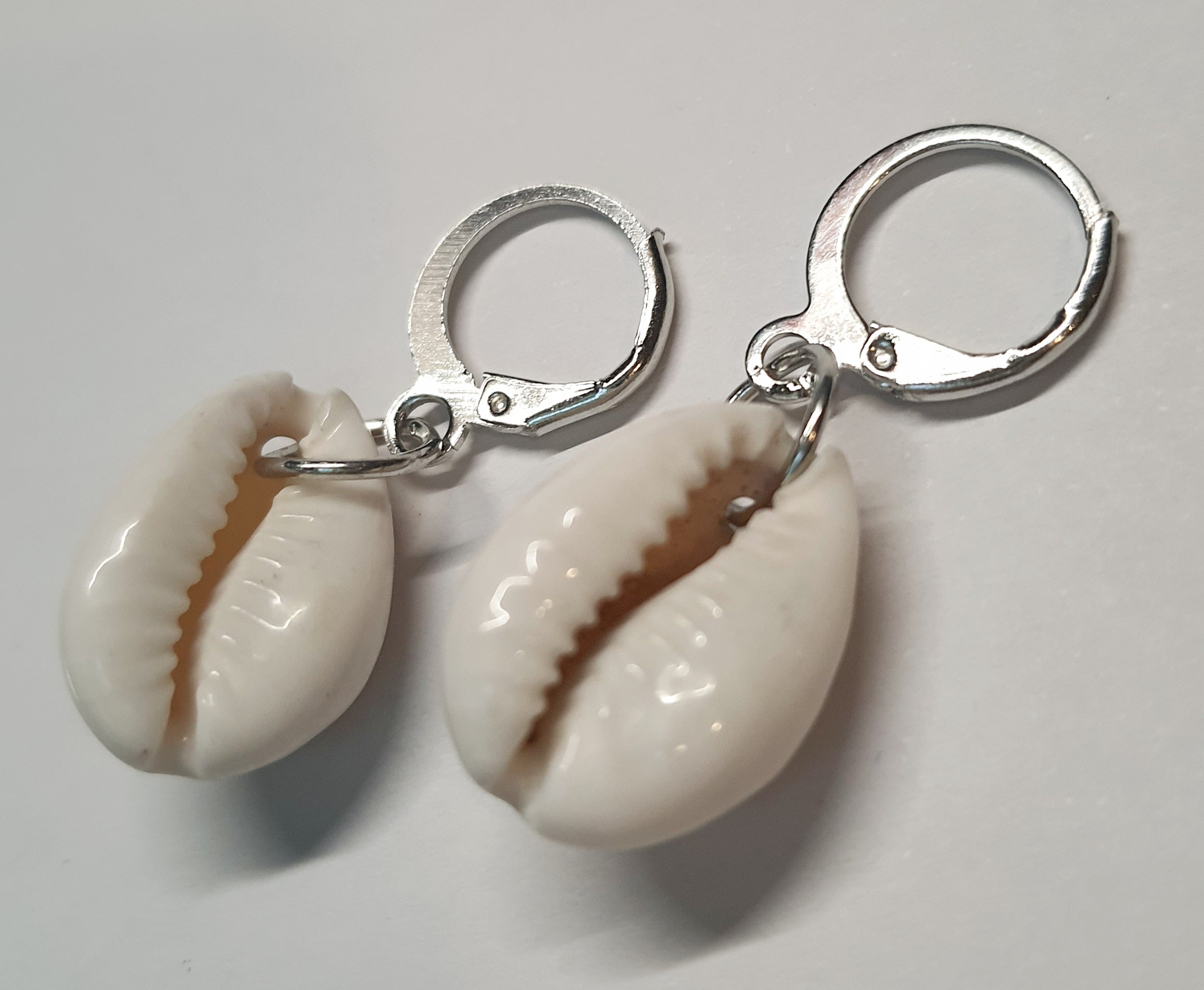 Srebrne kolczyki kółka z zawieszką w kształcie muszelki, długość 3,5 cm, stal chirurgiczna, stal nierdzewna, wodoodporne, hipoalergiczne, jakość premium, RougeBizu.