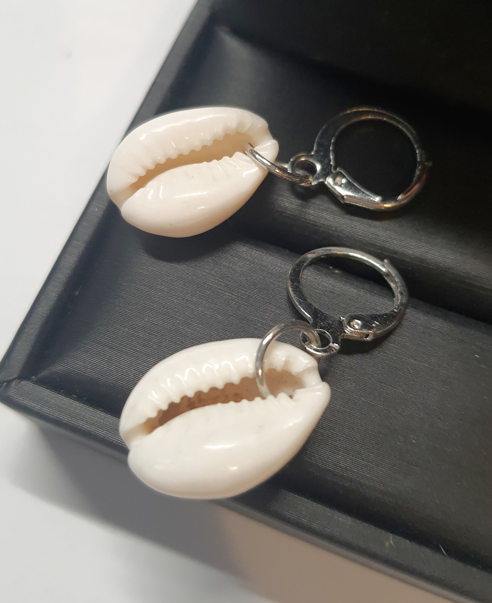 Srebrne kolczyki kółka z zawieszką w kształcie muszelki, długość 3,5 cm, stal chirurgiczna, stal nierdzewna, wodoodporne, hipoalergiczne, jakość premium, RougeBizu.